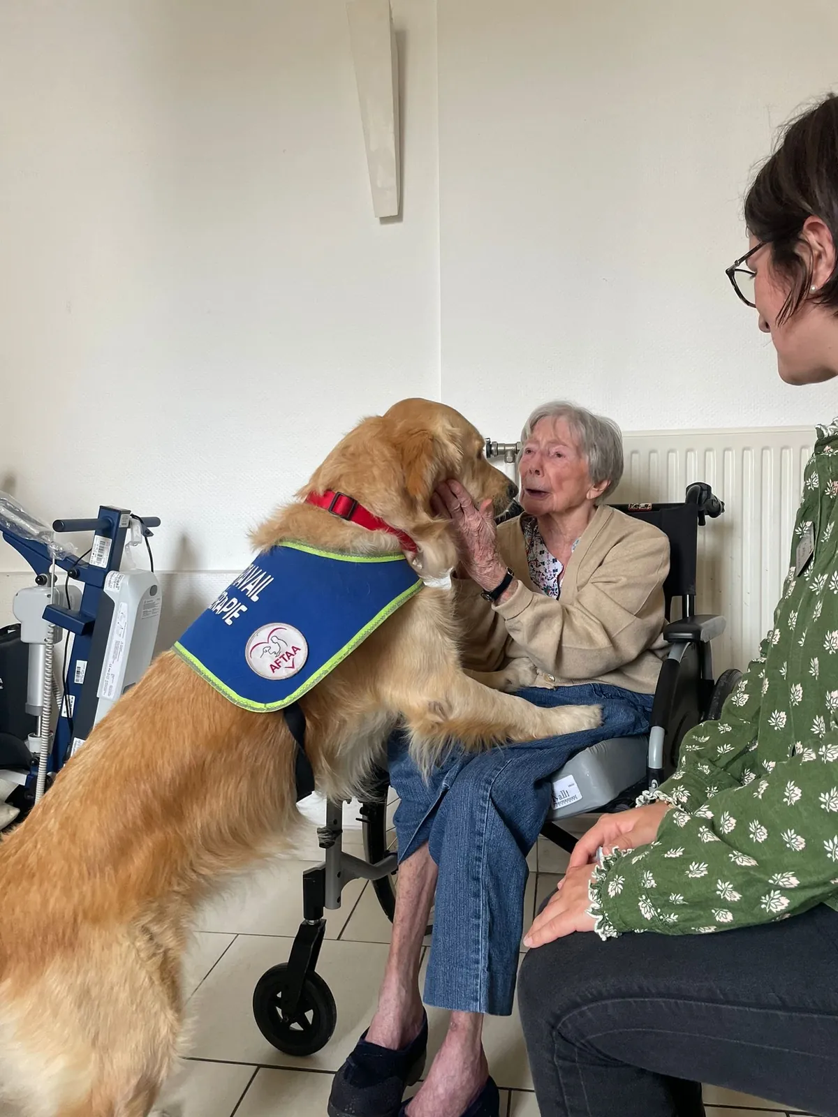 Un doux moment de tendresse avec Samba, le chien médiateur