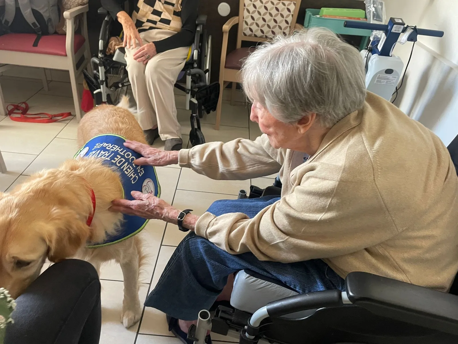 Un doux moment de tendresse avec Samba, le chien médiateur