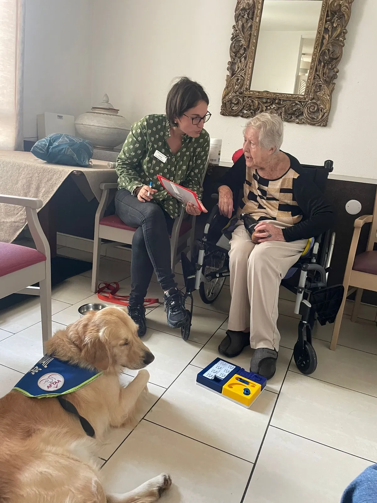 Un doux moment de tendresse avec Samba, le chien médiateur