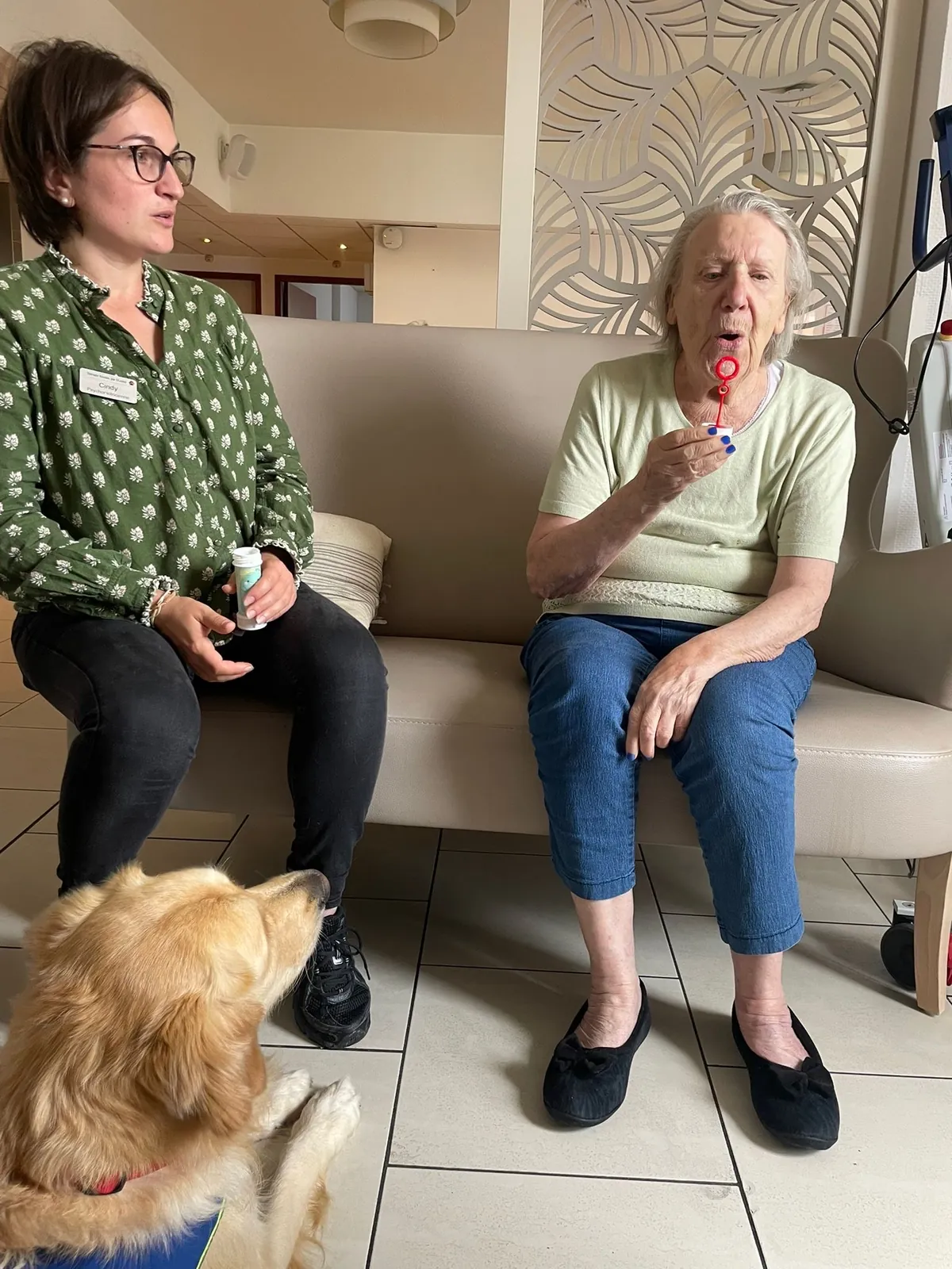 Un doux moment de tendresse avec Samba, le chien médiateur