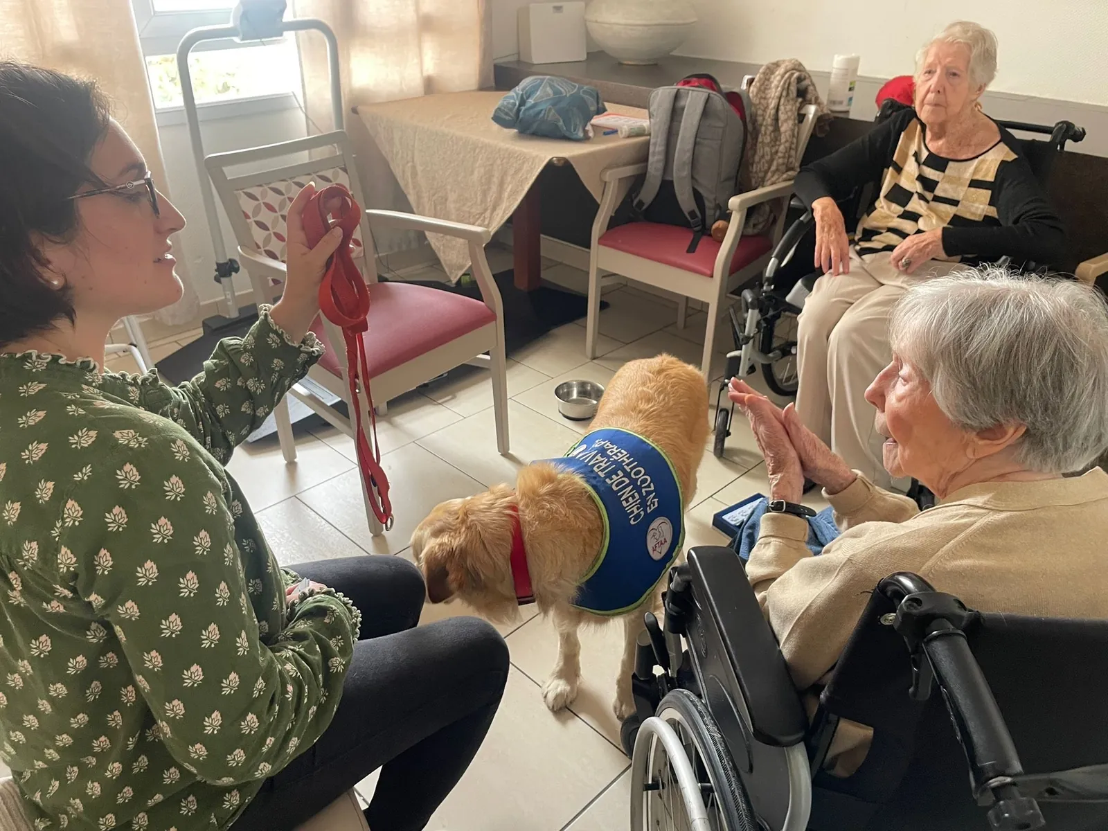Un doux moment de tendresse avec Samba, le chien médiateur