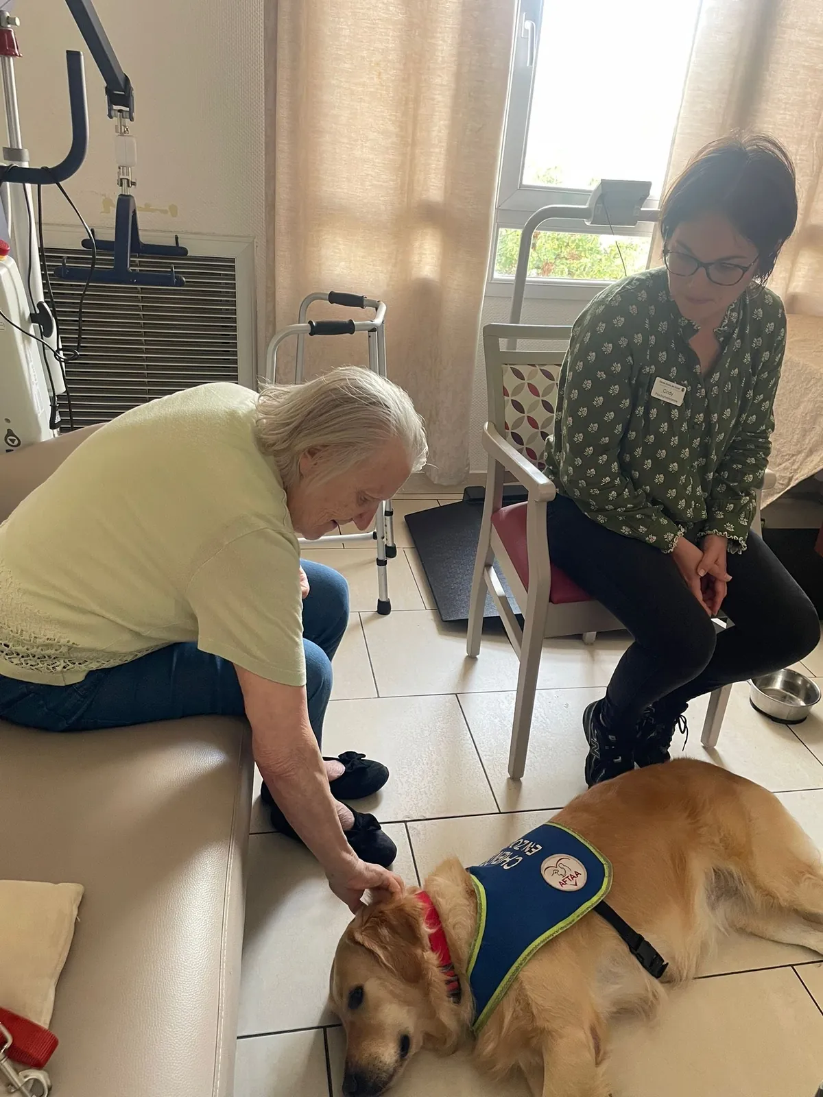 Un doux moment de tendresse avec Samba, le chien médiateur