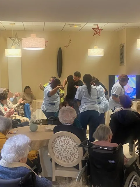 Quand un karaoké pour la fête des anniversaires  se transforme en bal improvisé