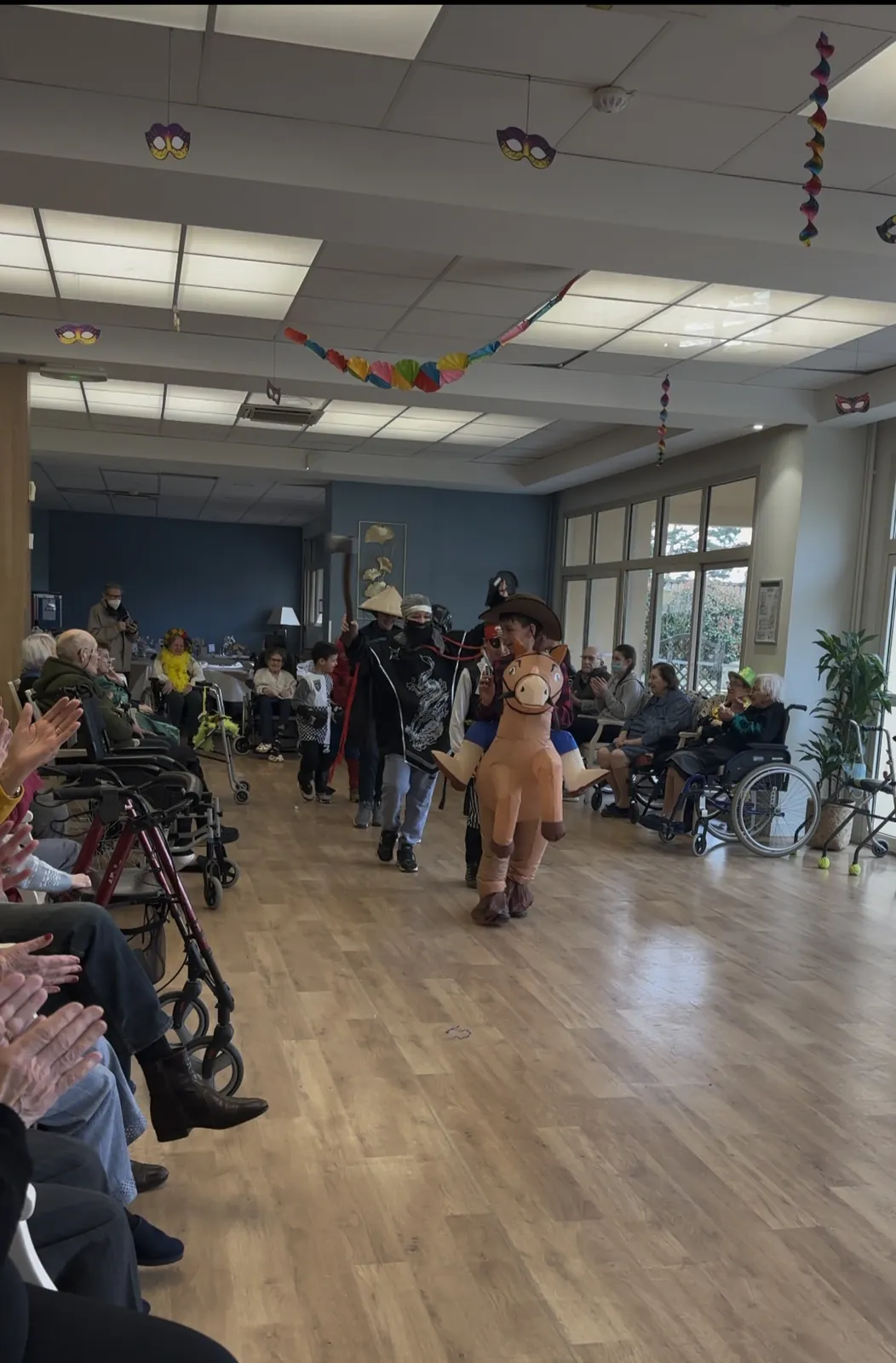 Un Carnaval Haut en Couleurs à la Résidence !