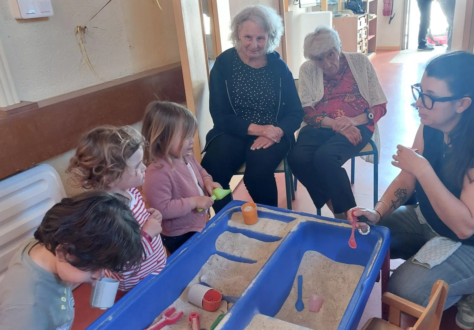 Deuxième visite à la crèche de La Baume : un moment tendre et joyeux intergénérationnel