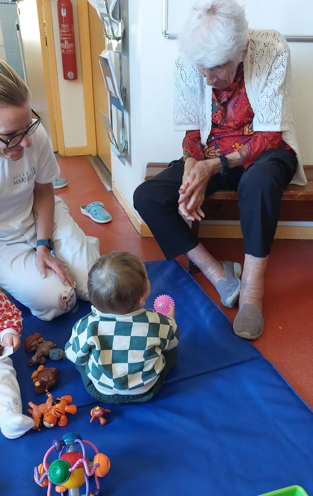 Deuxième visite à la crèche de La Baume : un moment tendre et joyeux intergénérationnel