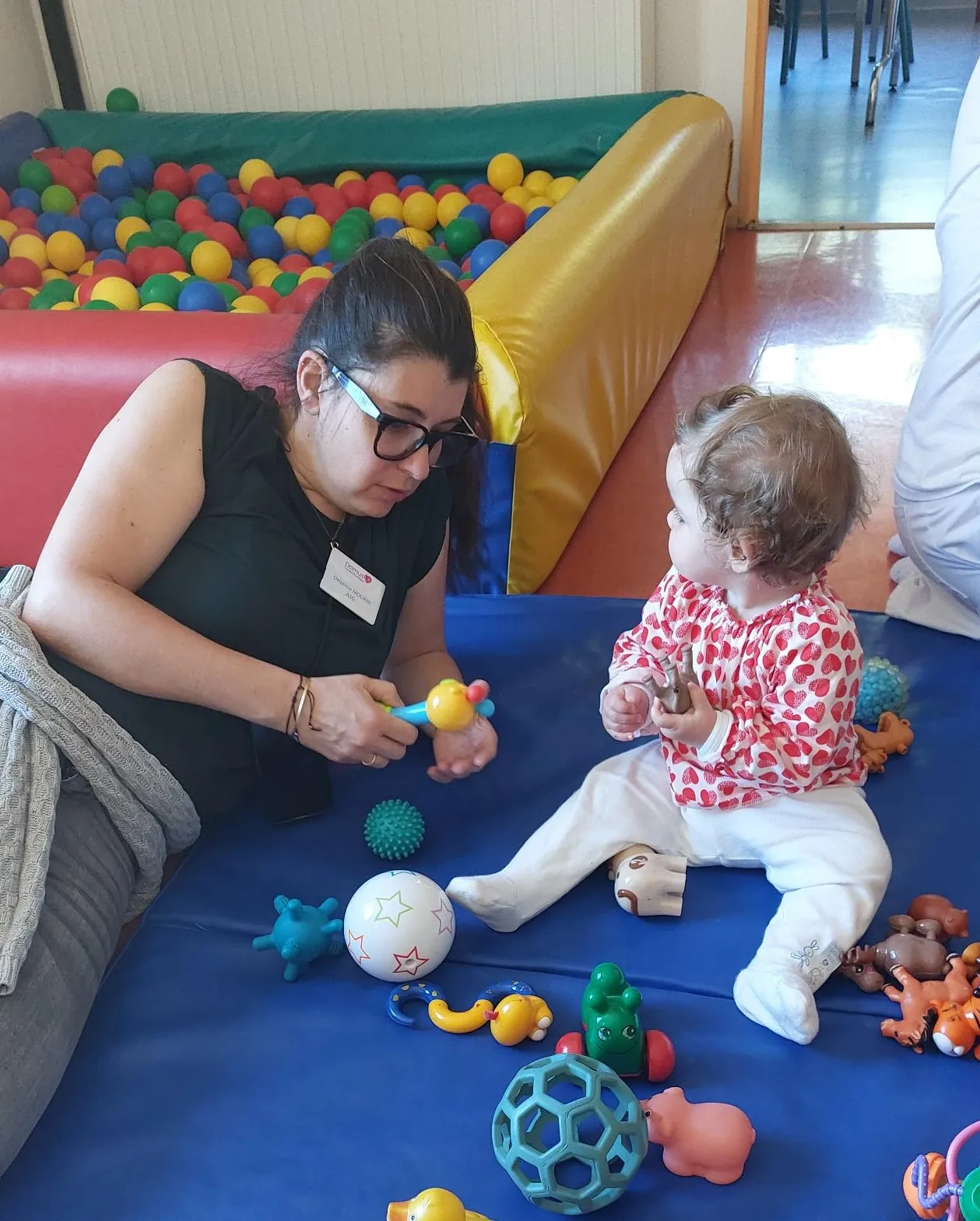 Deuxième visite à la crèche de La Baume : un moment tendre et joyeux intergénérationnel