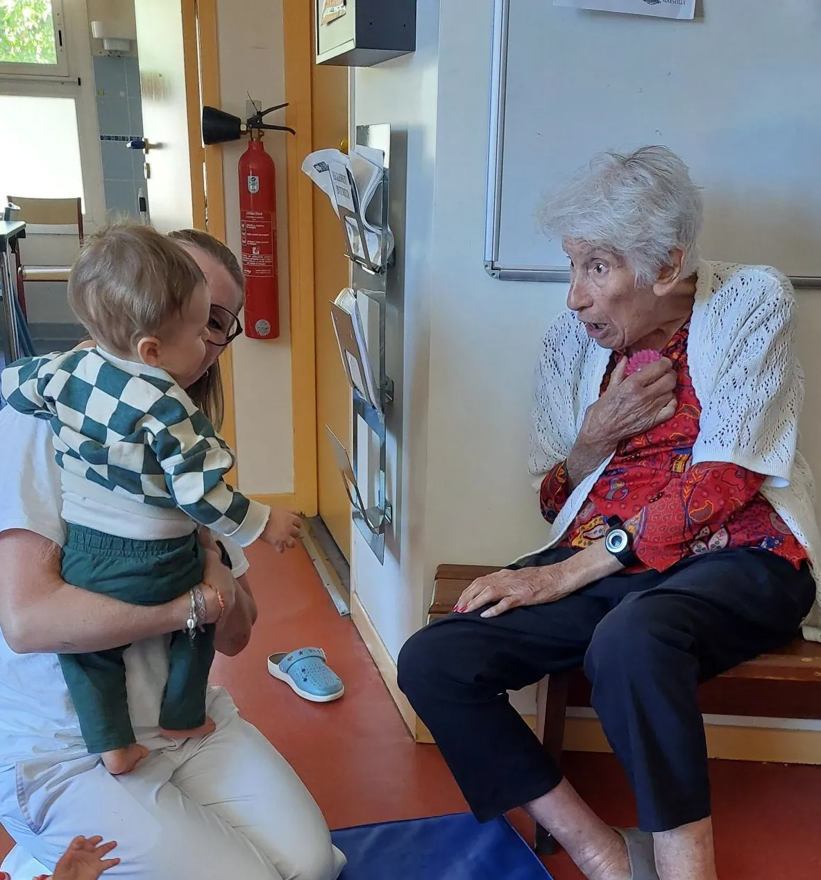 Deuxième visite à la crèche de La Baume : un moment tendre et joyeux intergénérationnel