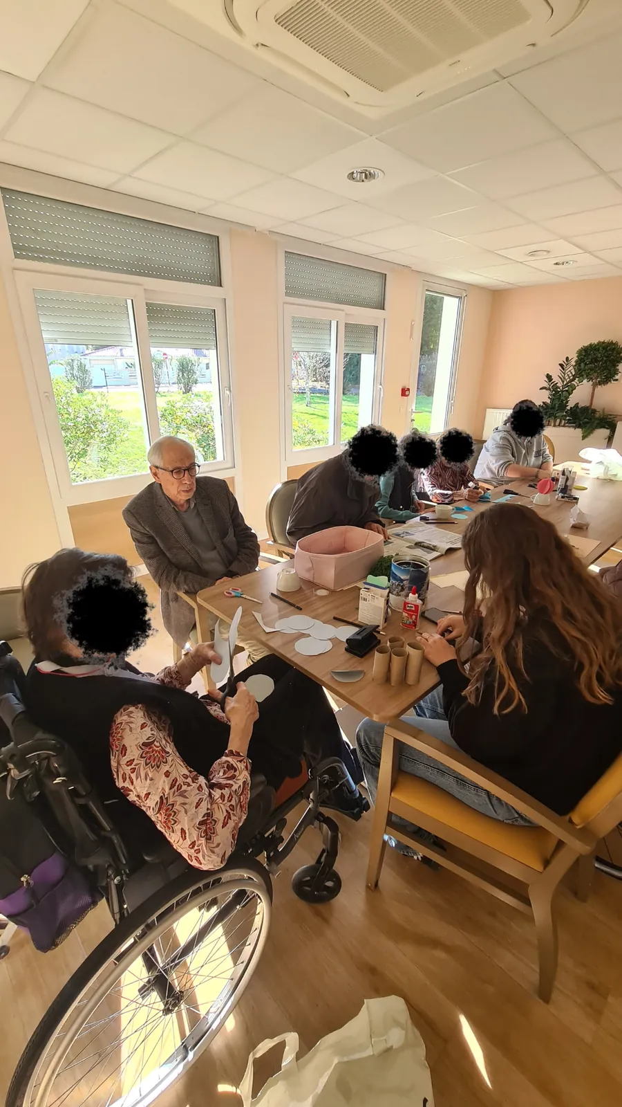 Atelier Mains en Fête : Décorations de Noël avec la Stagiaire