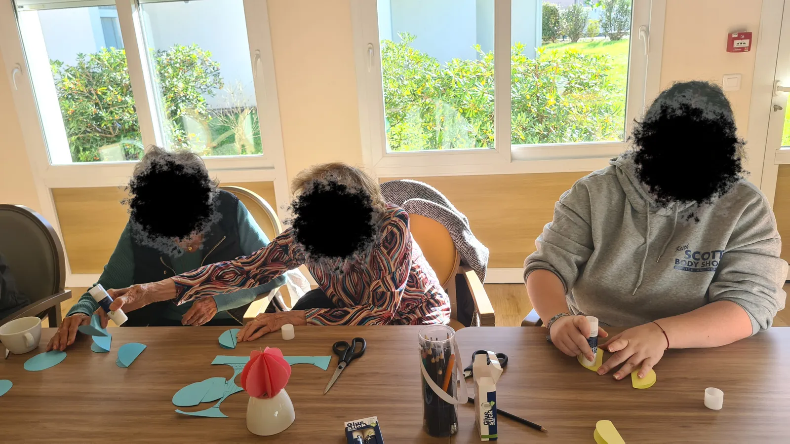Atelier Mains en Fête : Décorations de Noël avec la Stagiaire