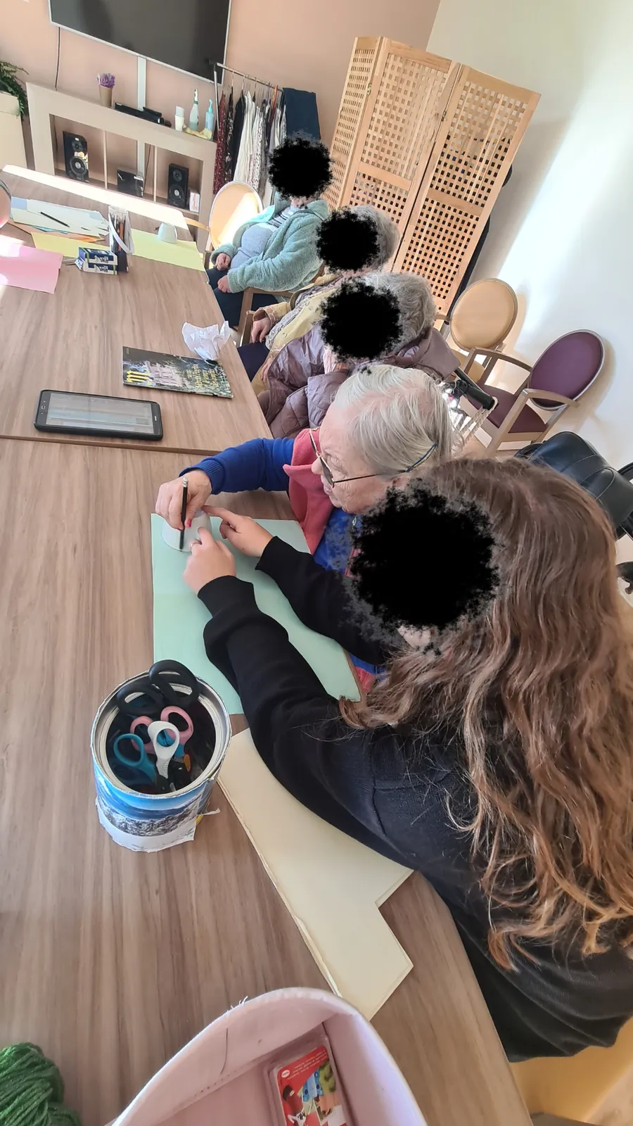 Atelier Mains en Fête : Décorations de Noël avec la Stagiaire