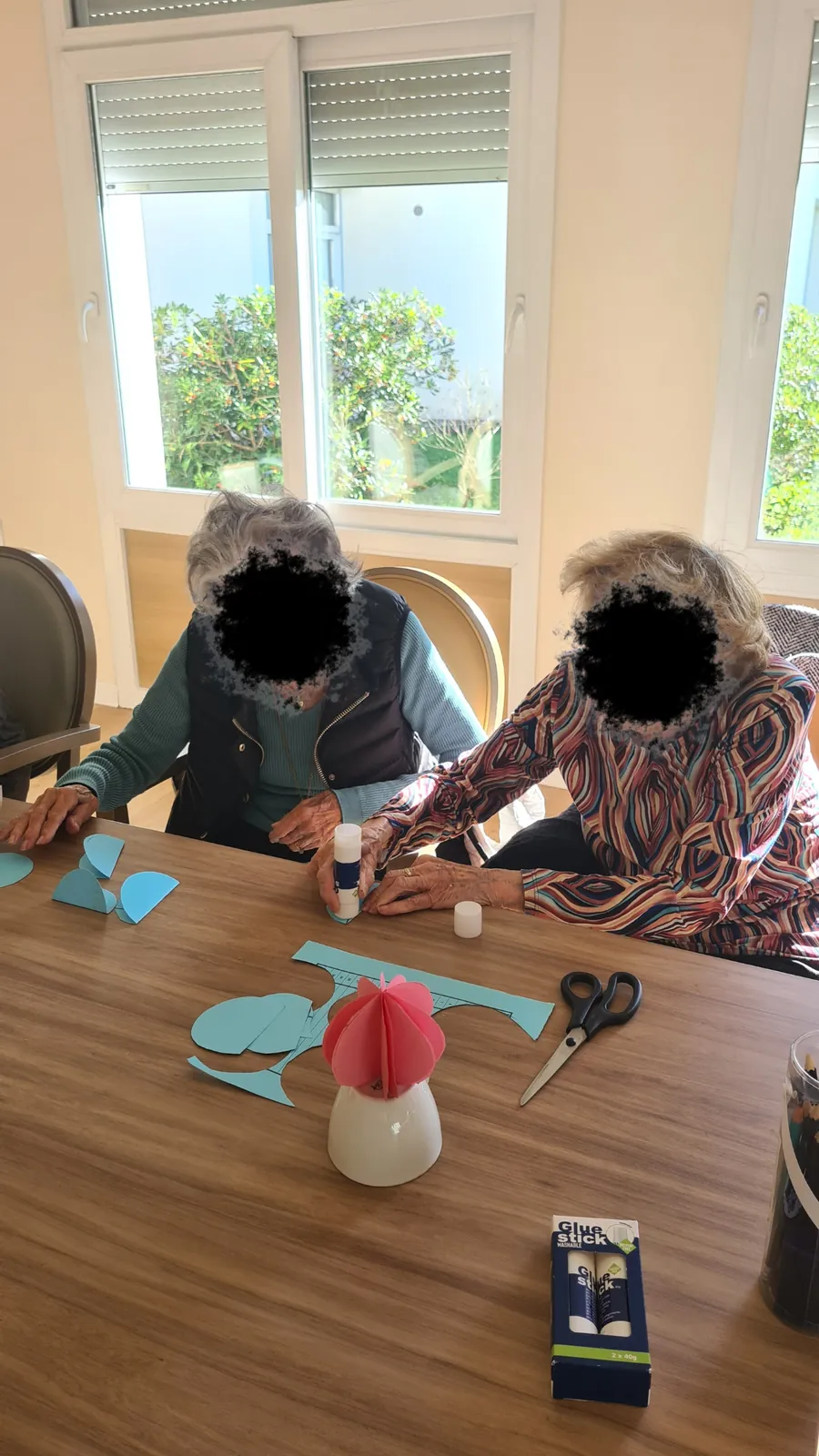 Atelier Mains en Fête : Décorations de Noël avec la Stagiaire