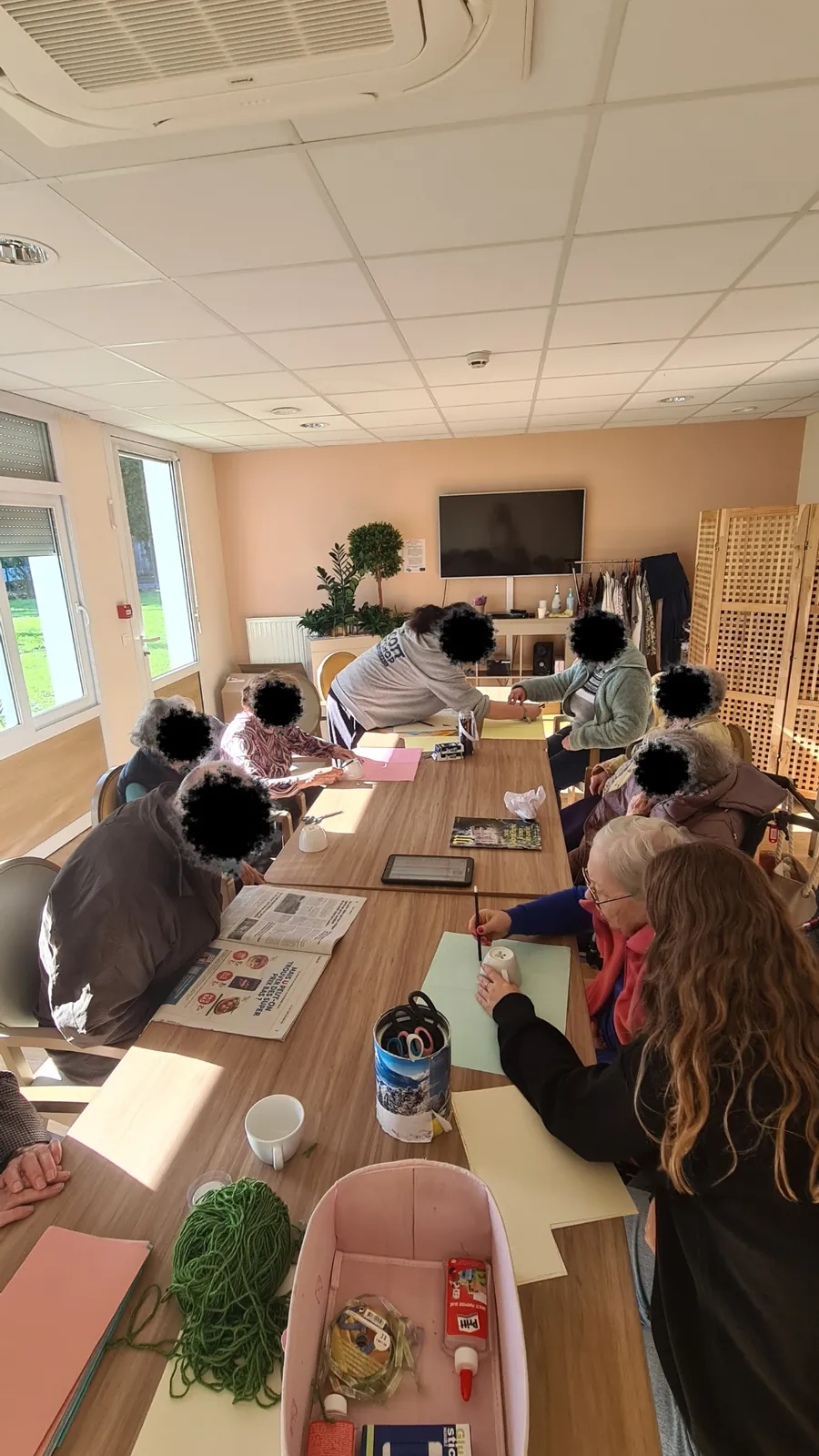 Atelier Mains en Fête : Décorations de Noël avec la Stagiaire