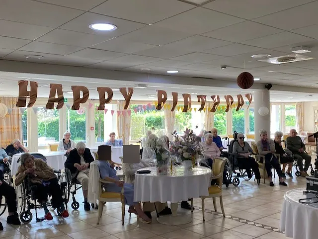 100 ANS POUR UNE RESIDENTE  DE LA MAISON DE RETRAITE LES JARDINS MEDICIS PROVINS