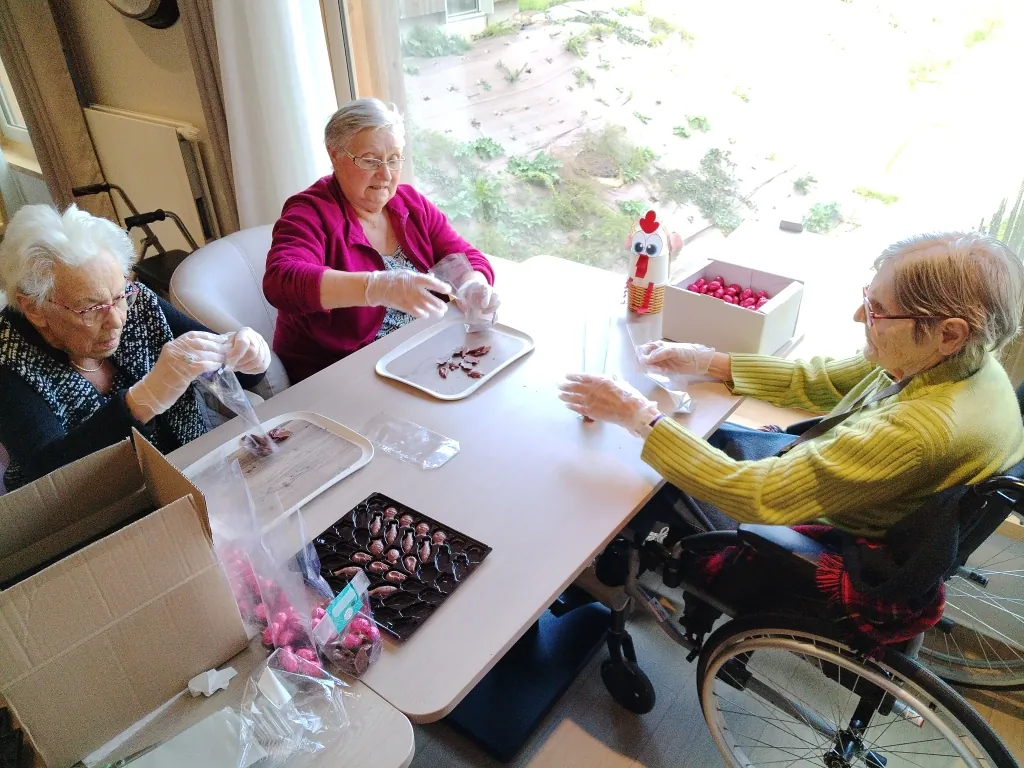  Préparation Collective des Sachets de Chocolat pour les Résidents