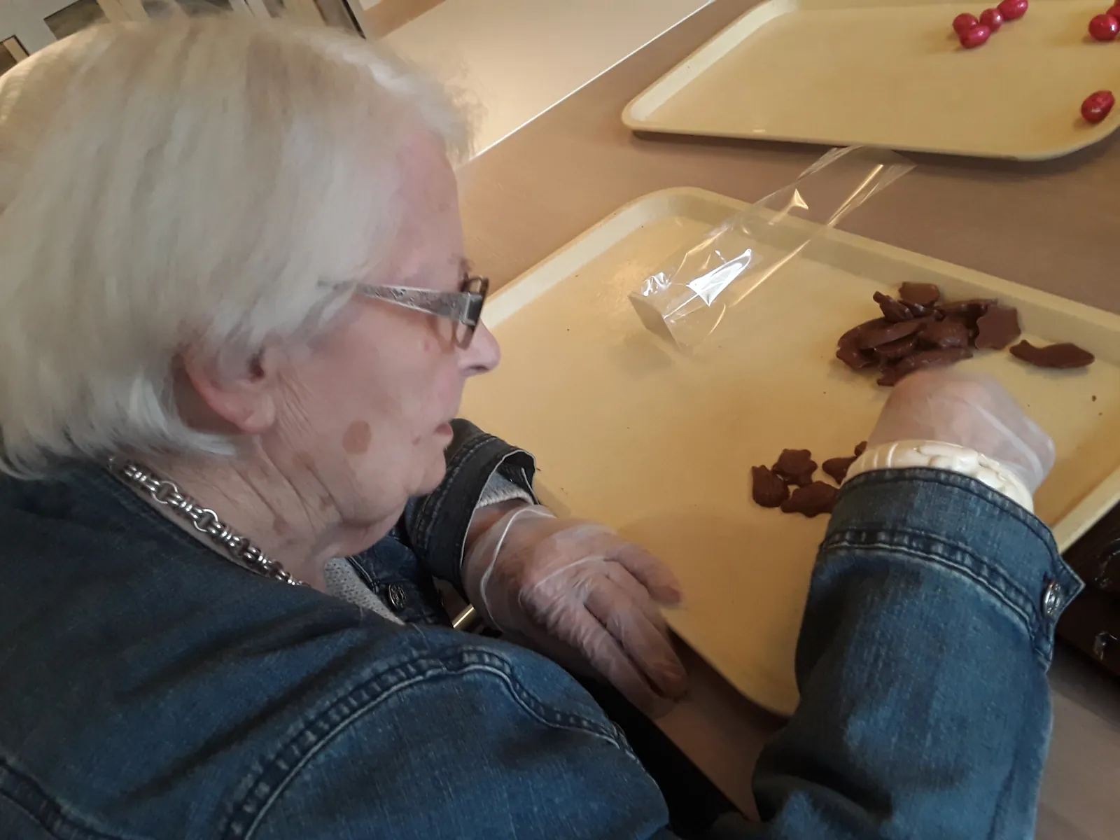  Préparation Collective des Sachets de Chocolat pour les Résidents