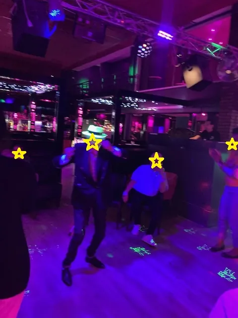 Sur la piste de danse... en  discothèque