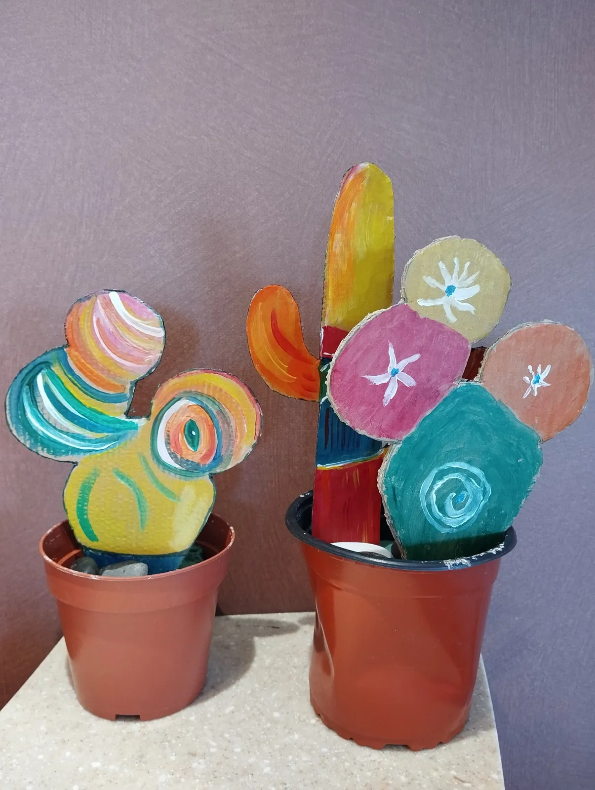 De jolis cactus de toutes les couleurs