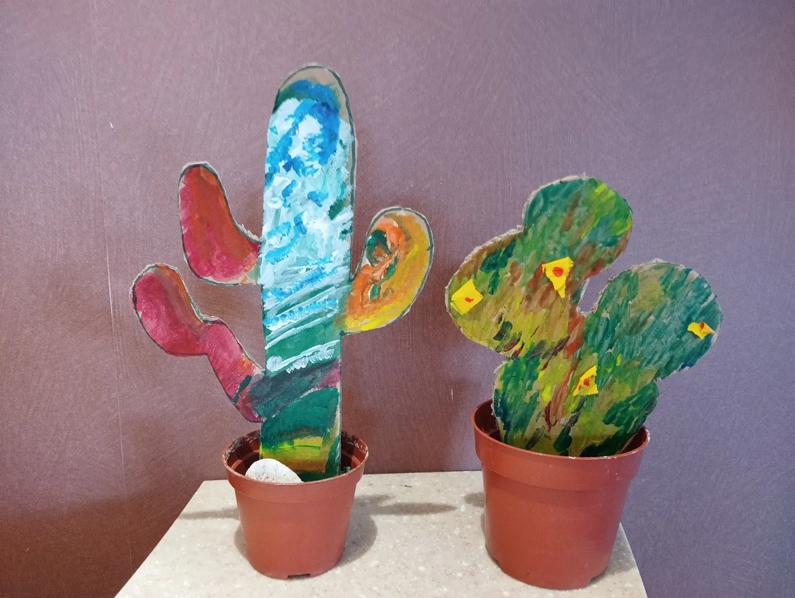 De jolis cactus de toutes les couleurs