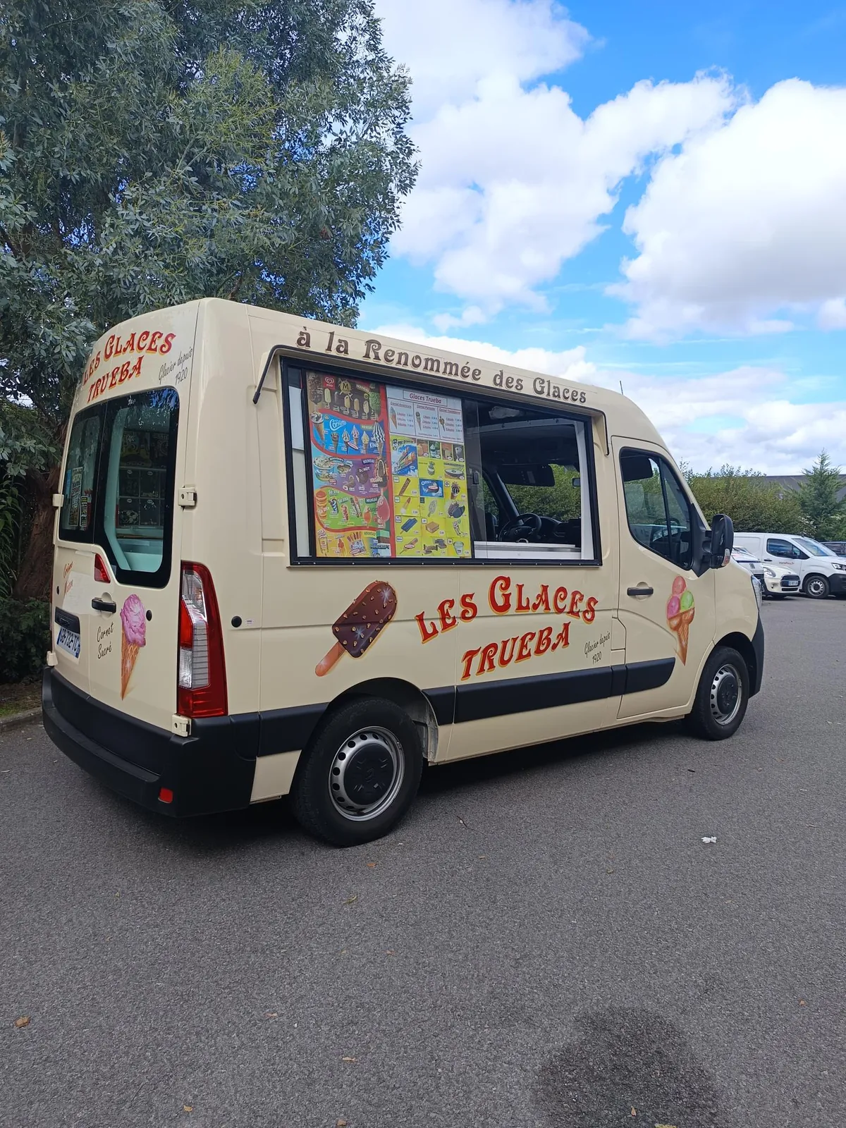 Retour en enfance : Le camion à glaces s'invite à la résidence !