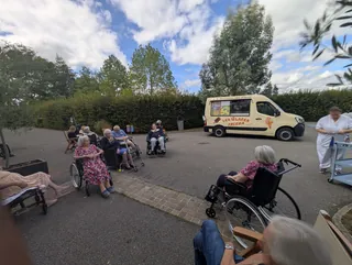 Retour en enfance : Le camion à glaces s'invite à la résidence !