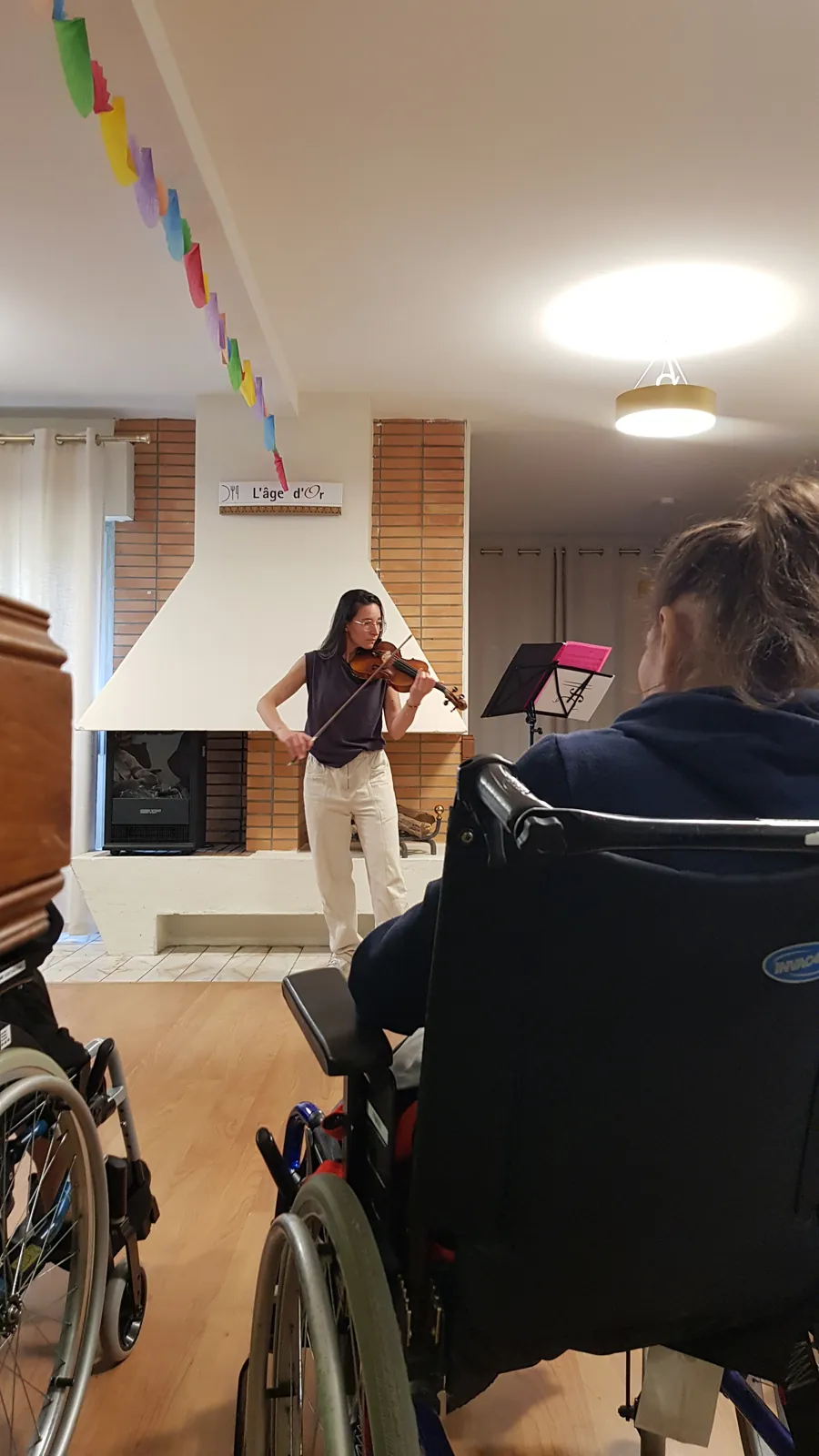 Les mélodies d'un violon enchantent la résidence