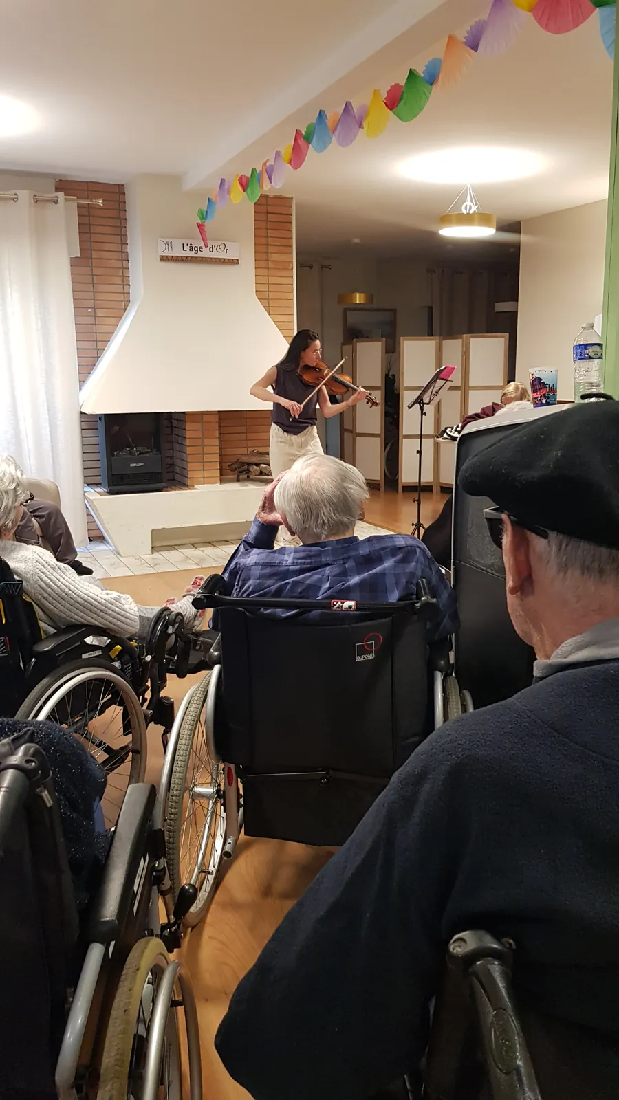 Les mélodies d'un violon enchantent la résidence