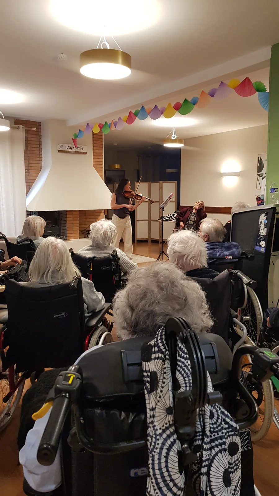 Les mélodies d'un violon enchantent la résidence