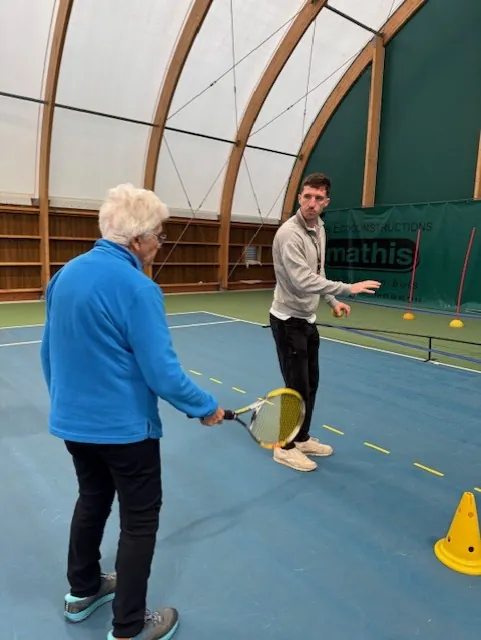 On commence un nouveau sport aux terrasses! Le Tennis!