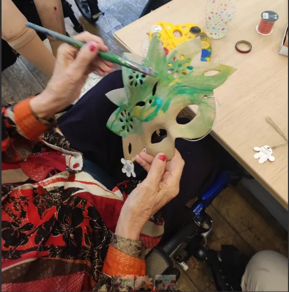 Atelier de Customisation de Masques Vénitiens : Créativité et Joie 