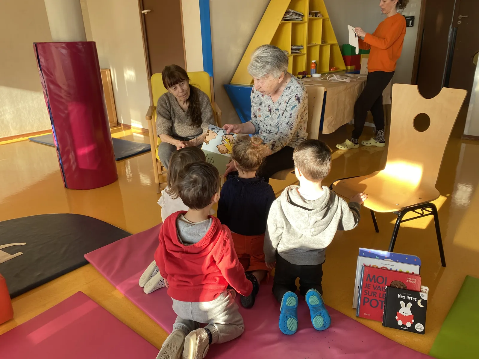 Petites Mains et grands cœurs : Les rencontres Intergénérationnelles qui font vivre la résidence