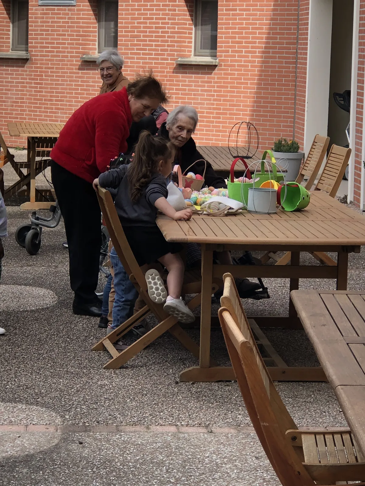 Chasse aux œufs intergénérationnelle à la Résidence Nouvelle Orléans : un moment de partage et de joie