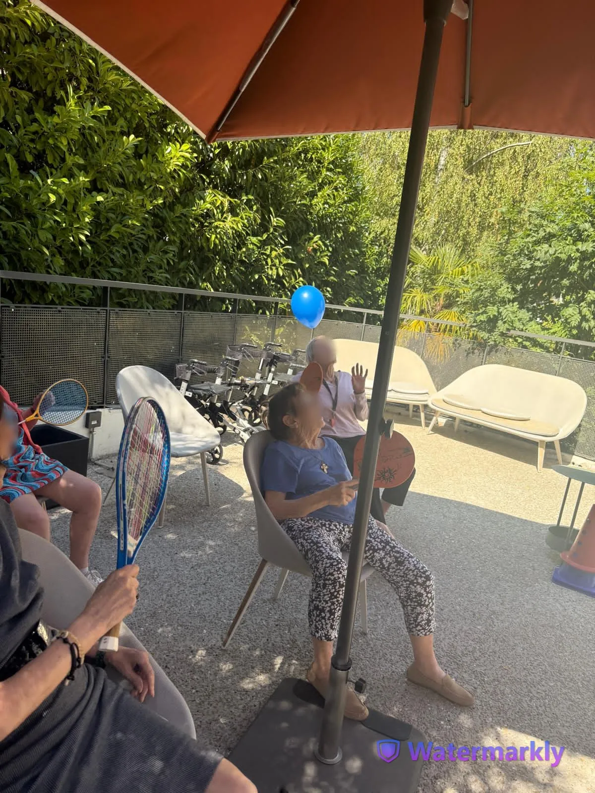 Volley adapté sur la terrasse : rires et bonne humeur