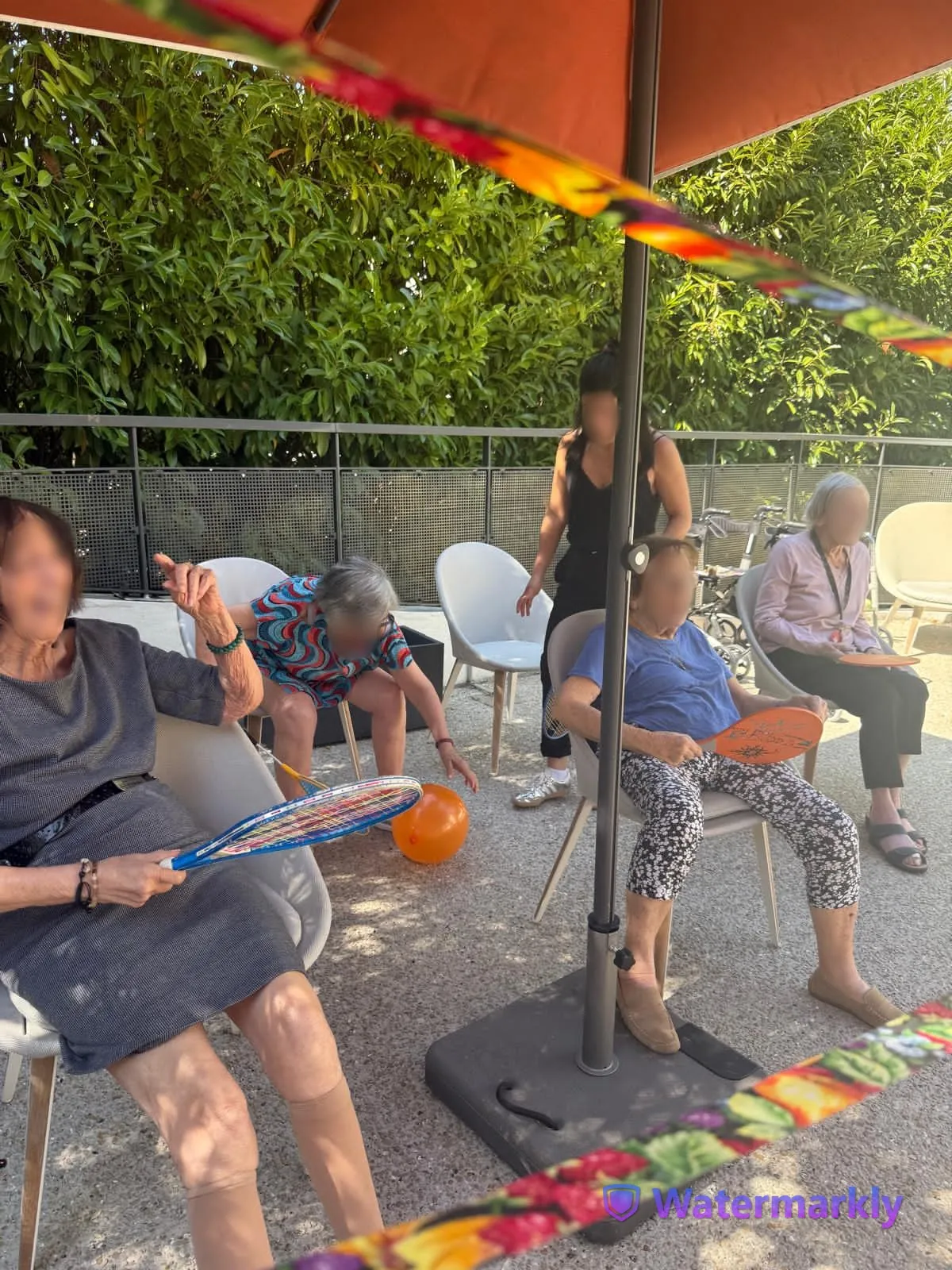 Volley adapté sur la terrasse : rires et bonne humeur