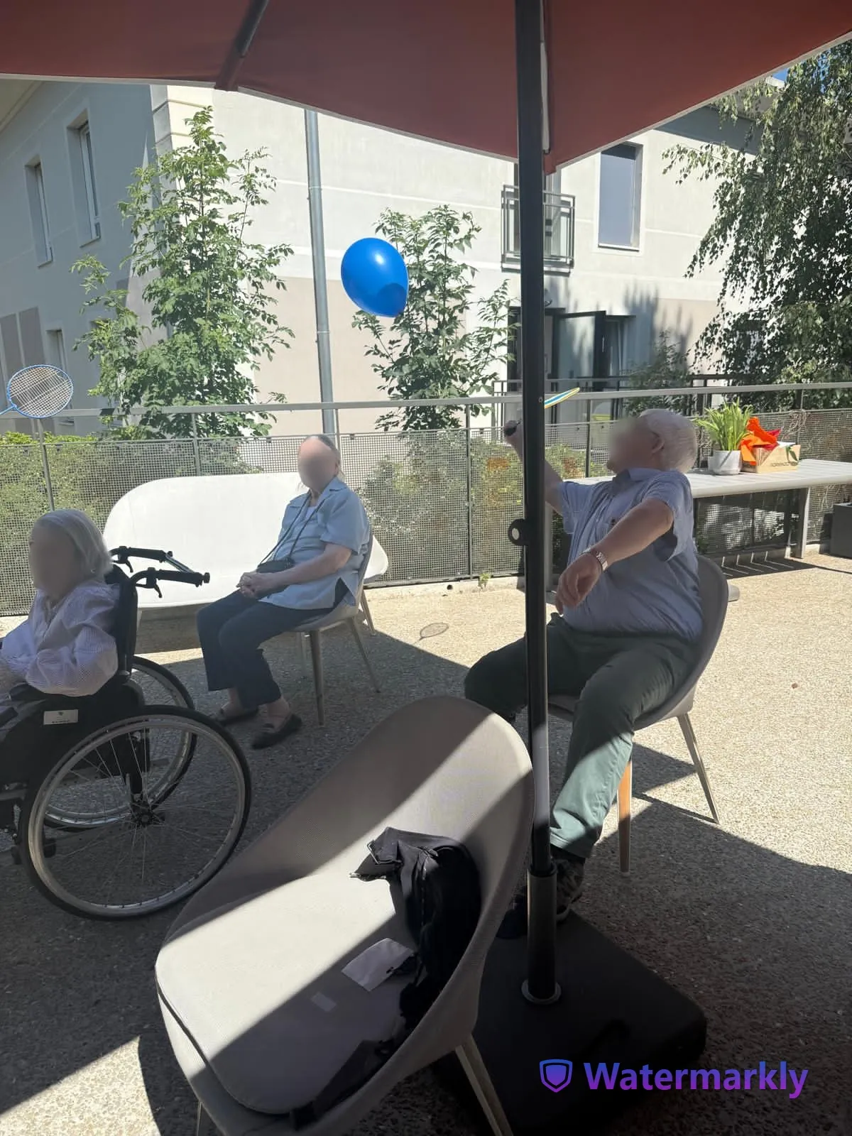 Volley adapté sur la terrasse : rires et bonne humeur