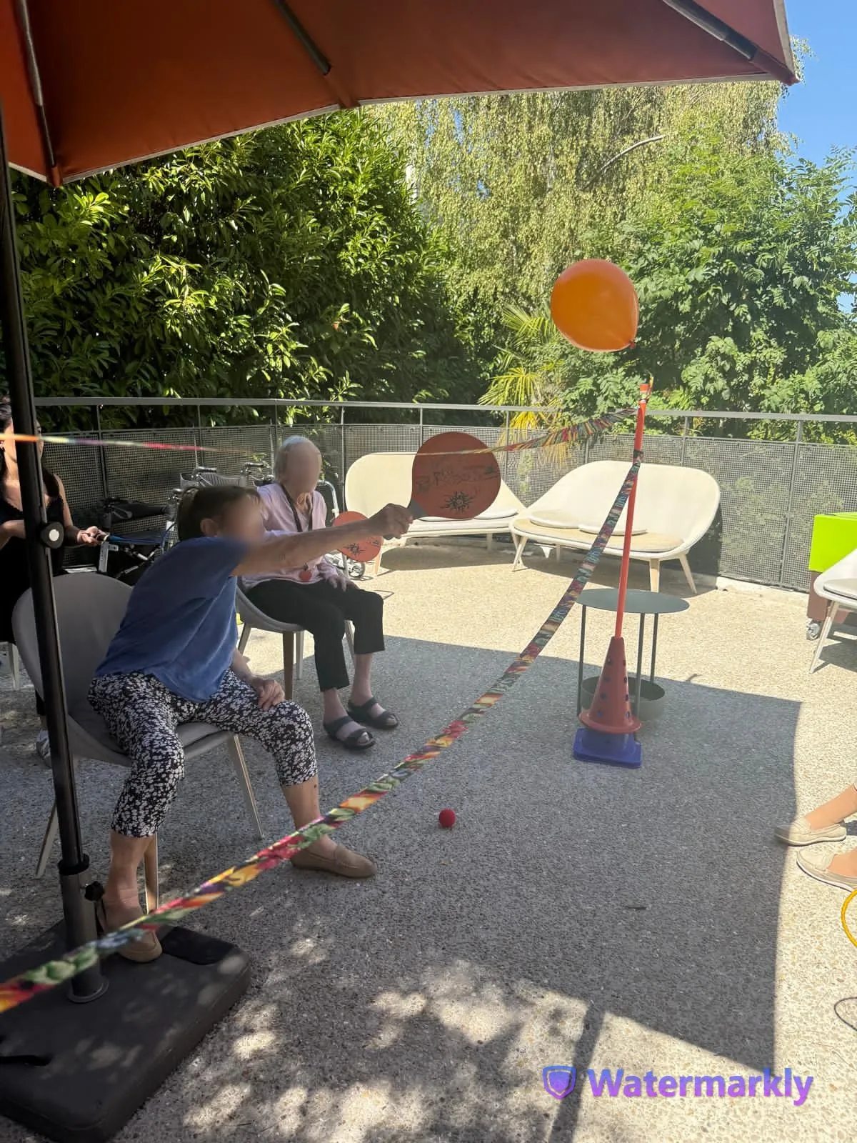 Volley adapté sur la terrasse : rires et bonne humeur