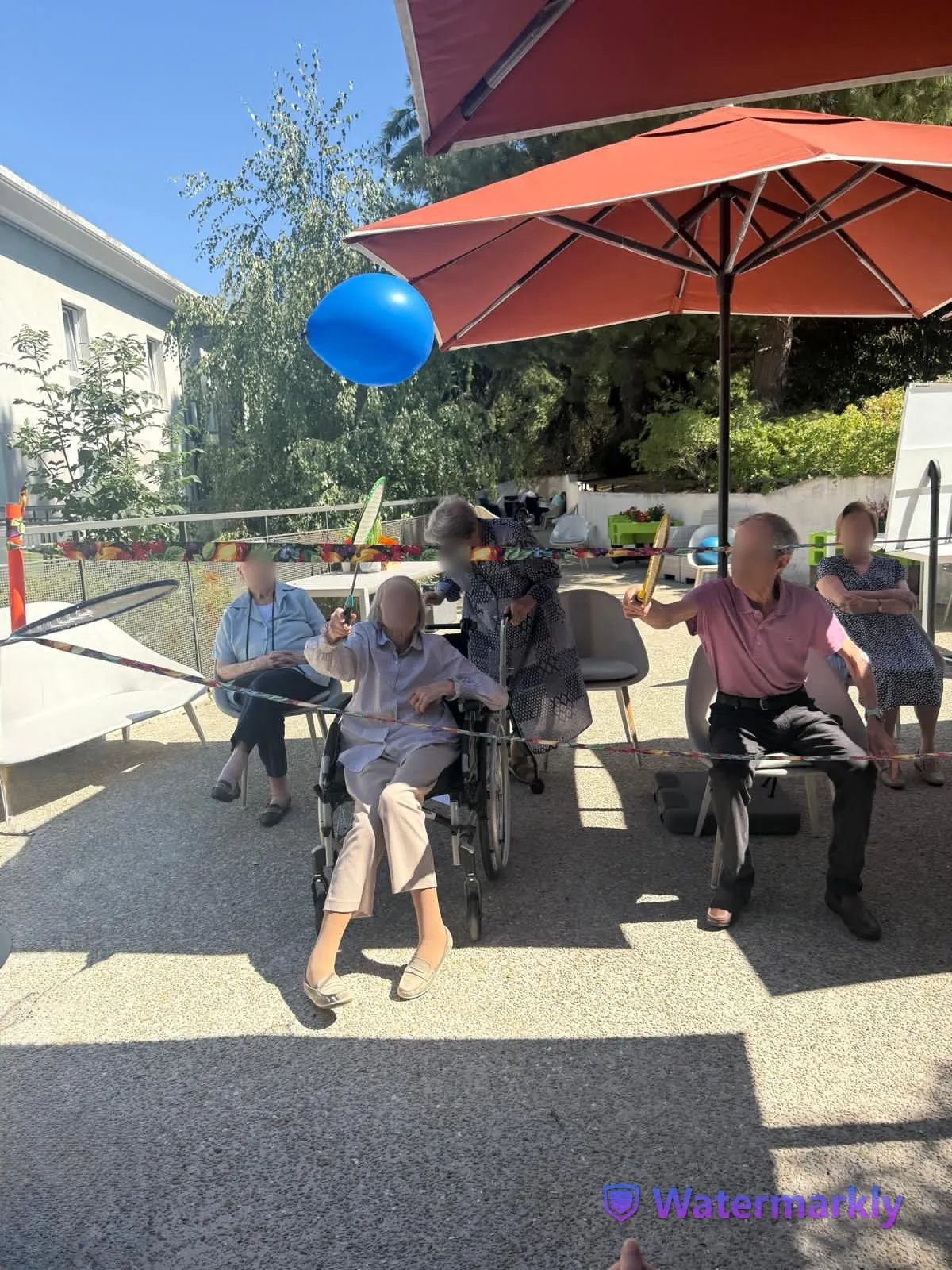 Volley adapté sur la terrasse : rires et bonne humeur