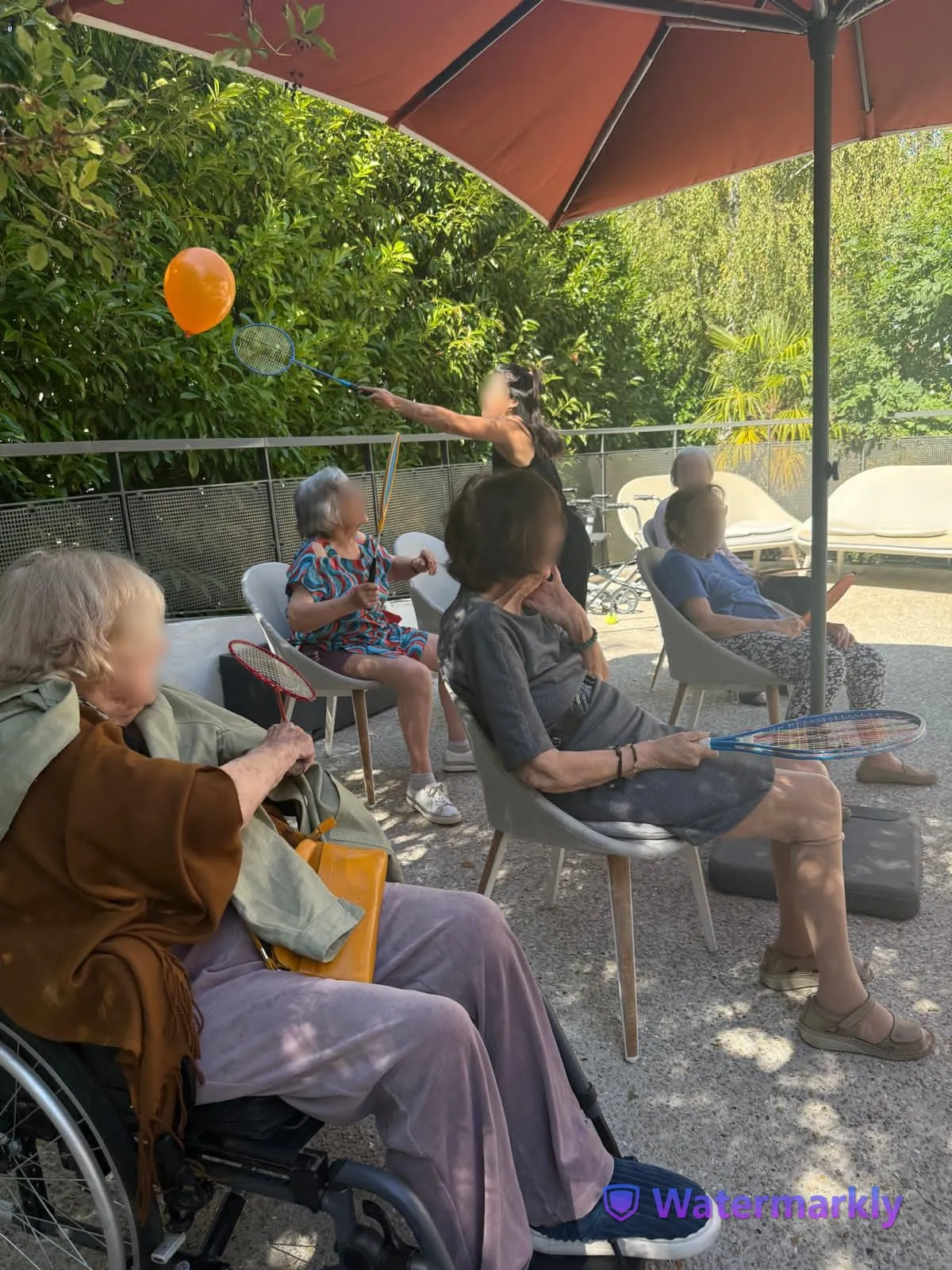 Volley adapté sur la terrasse : rires et bonne humeur