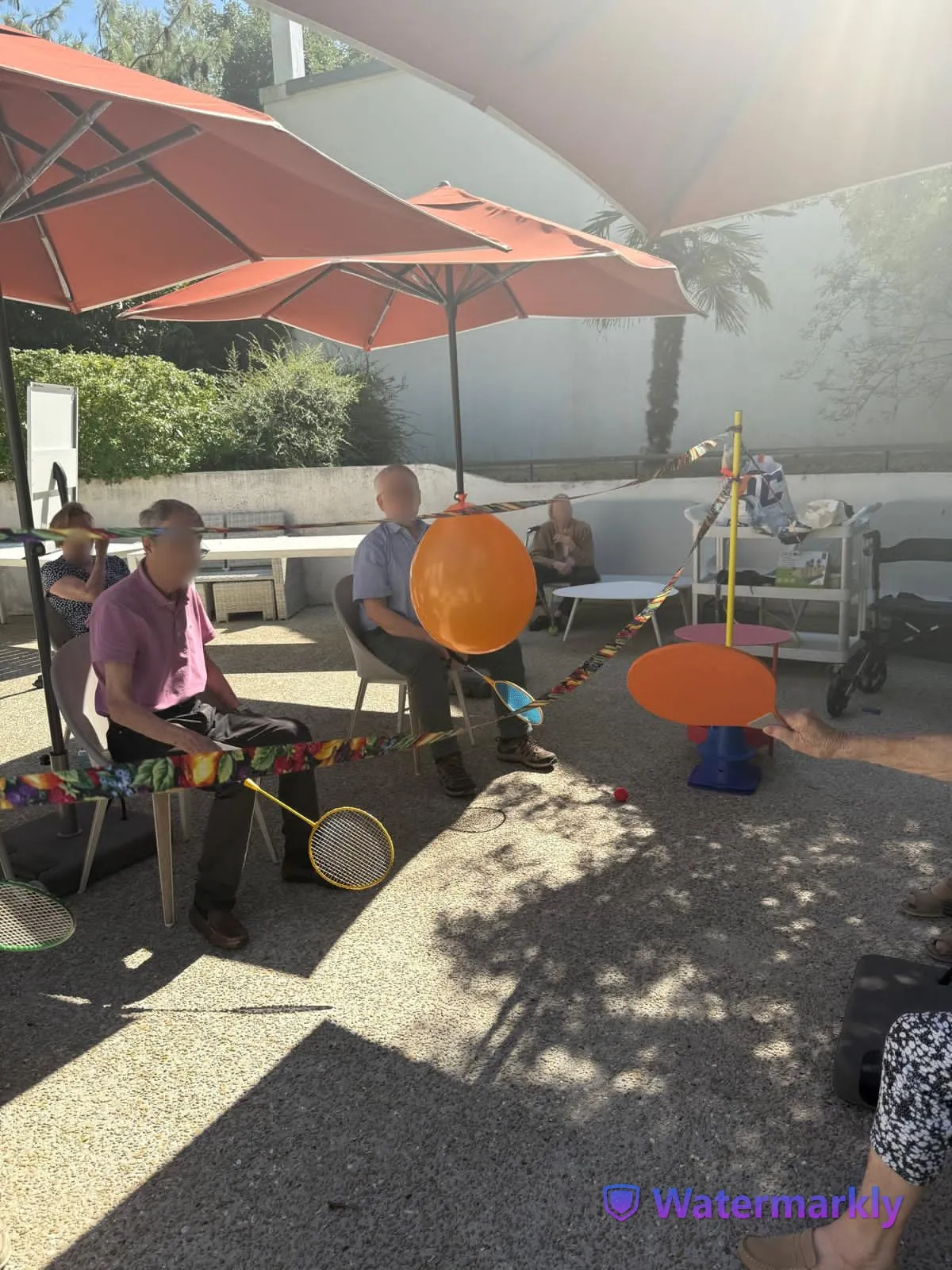 Volley adapté sur la terrasse : rires et bonne humeur