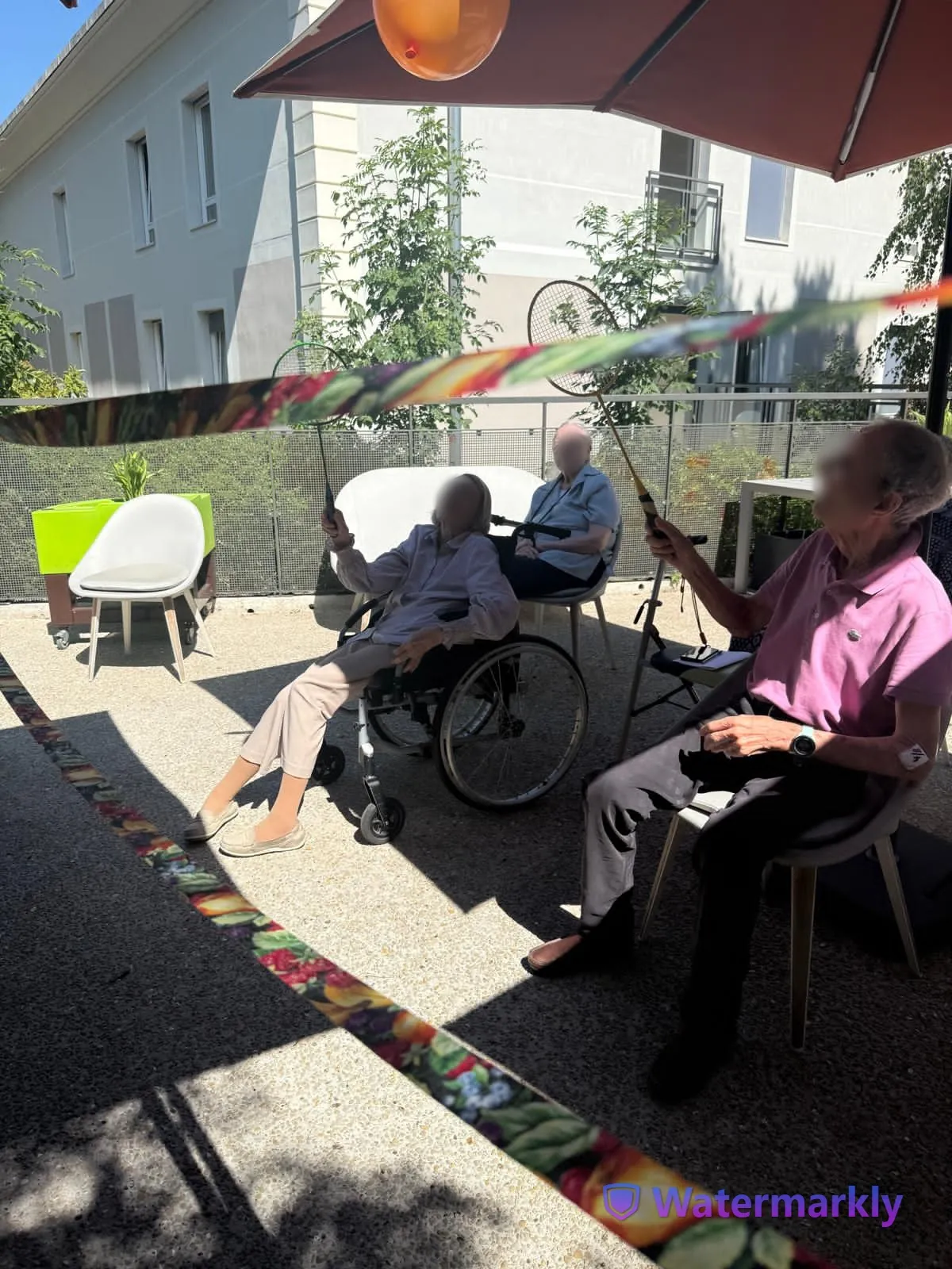 Volley adapté sur la terrasse : rires et bonne humeur