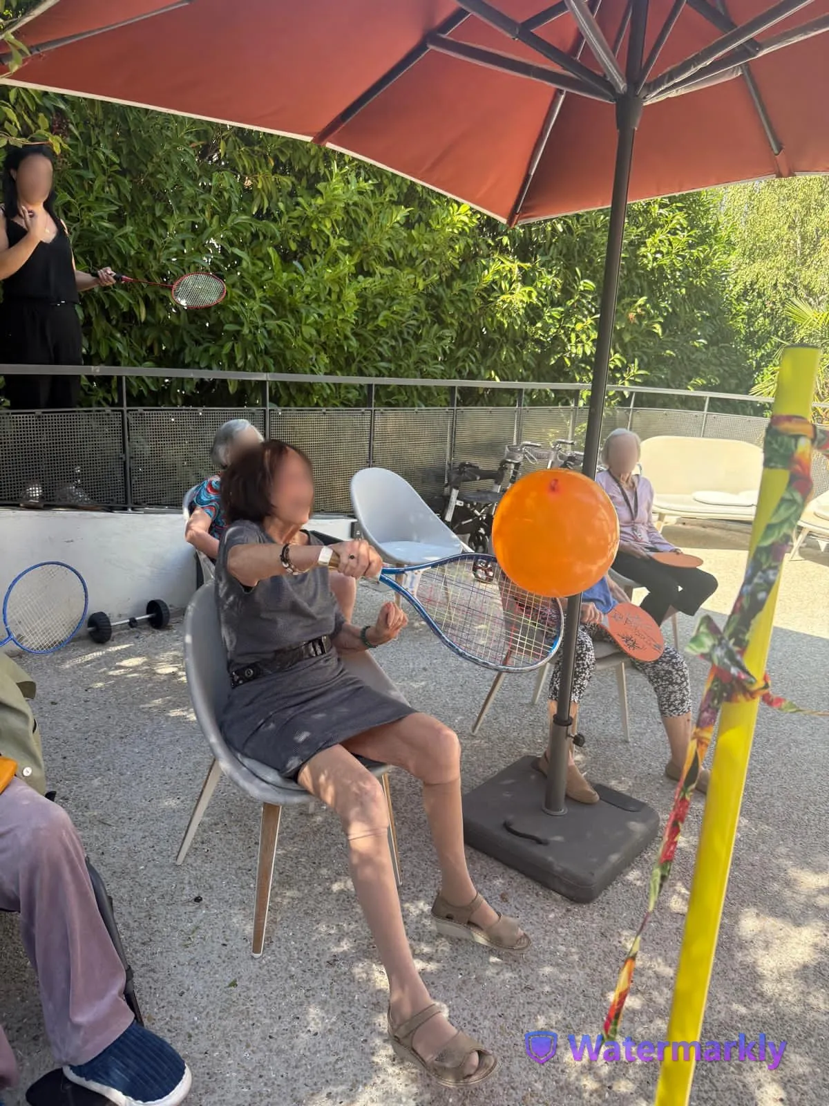 Volley adapté sur la terrasse : rires et bonne humeur