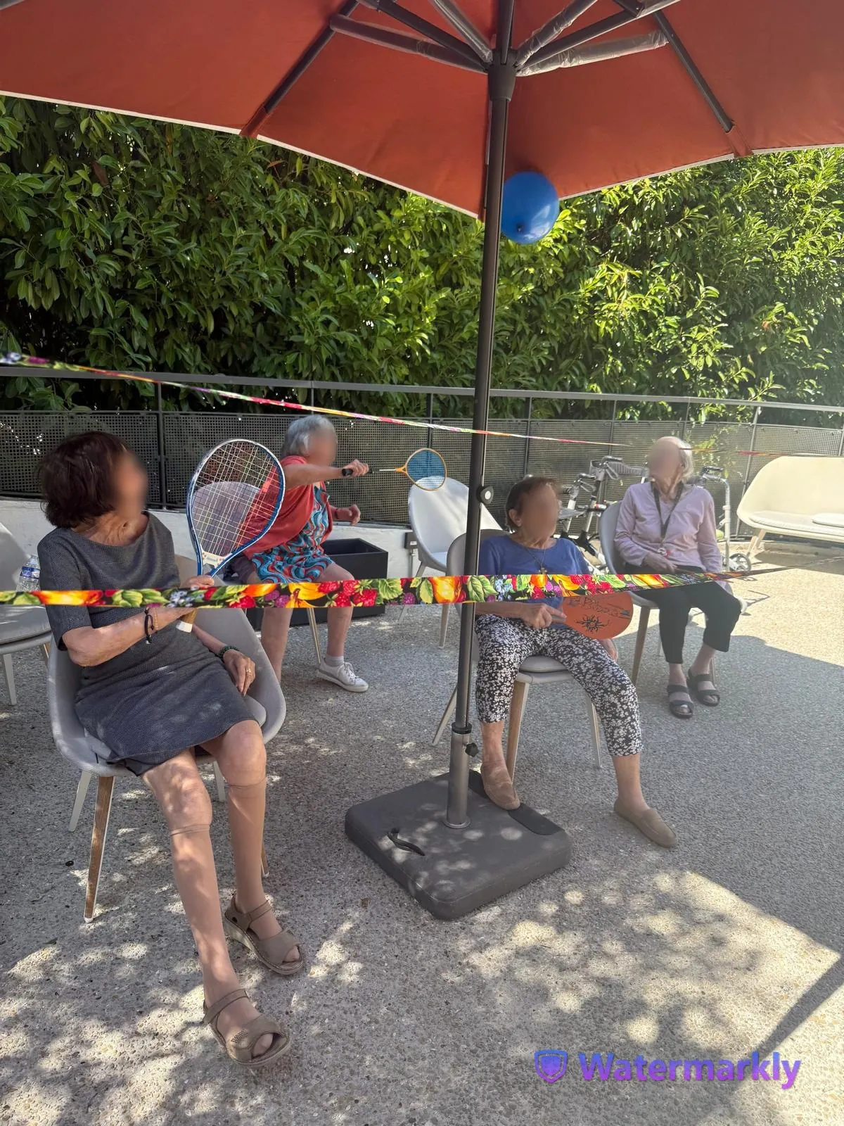 Volley adapté sur la terrasse : rires et bonne humeur
