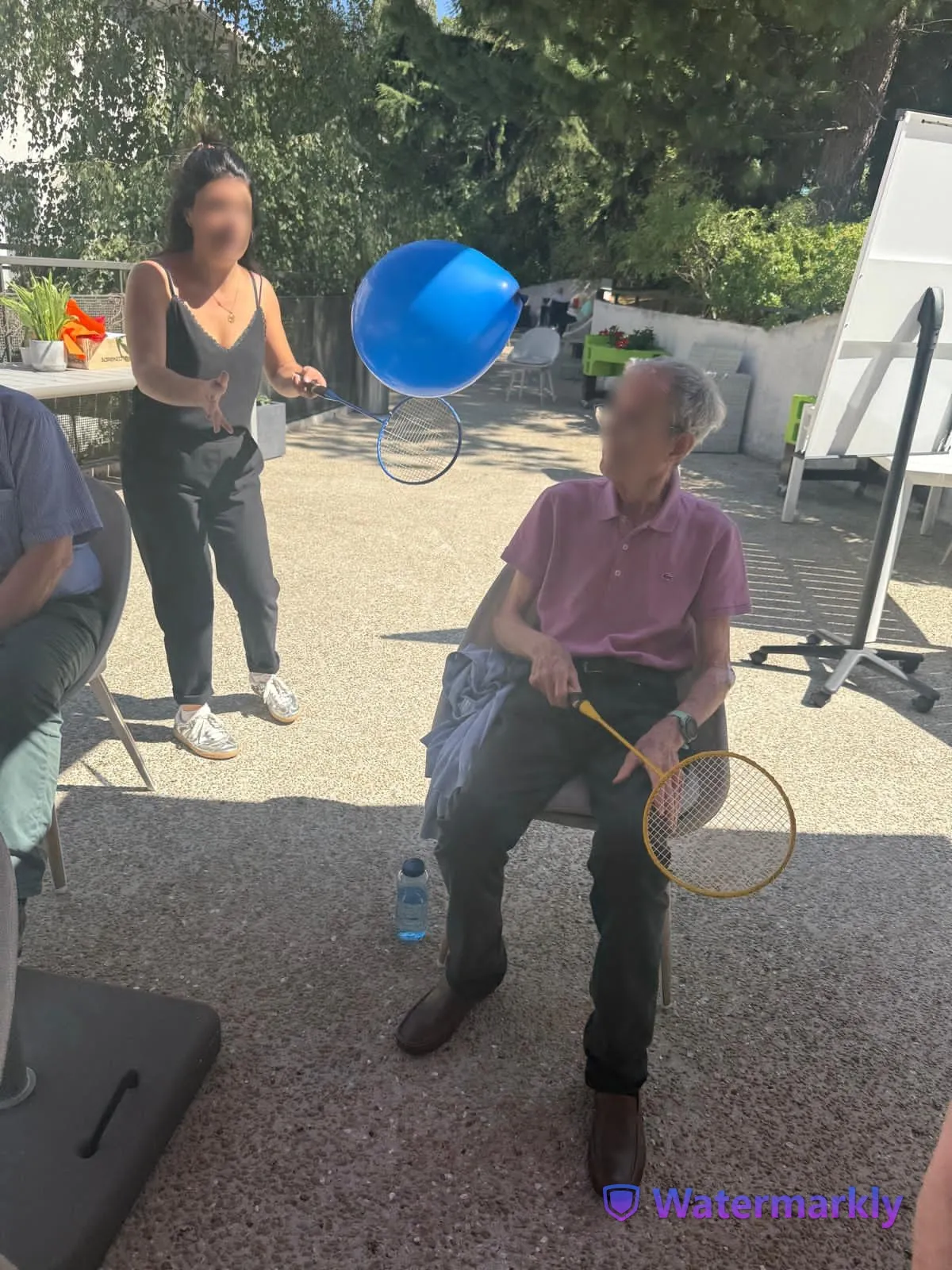 Volley adapté sur la terrasse : rires et bonne humeur