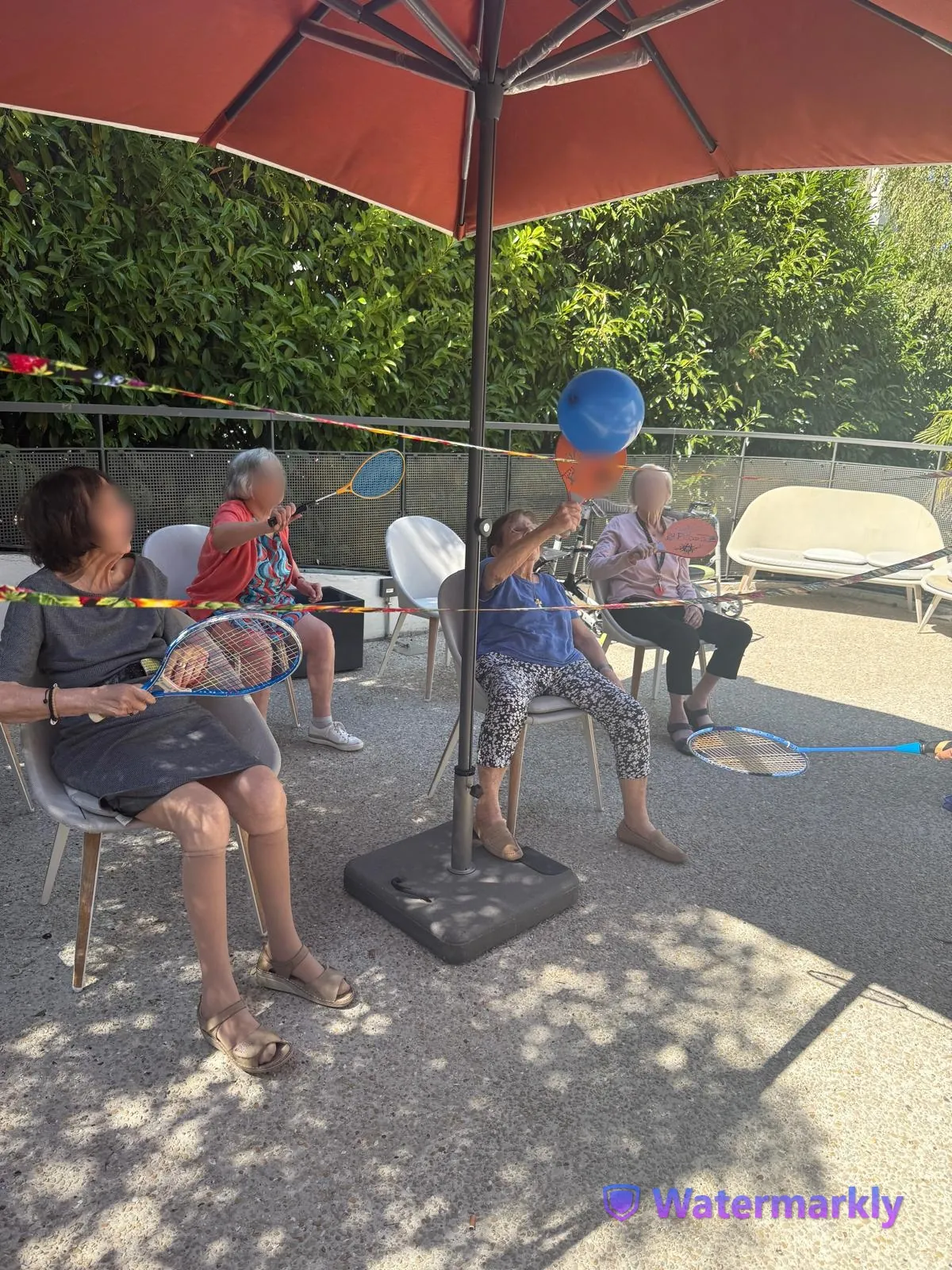 Volley adapté sur la terrasse : rires et bonne humeur