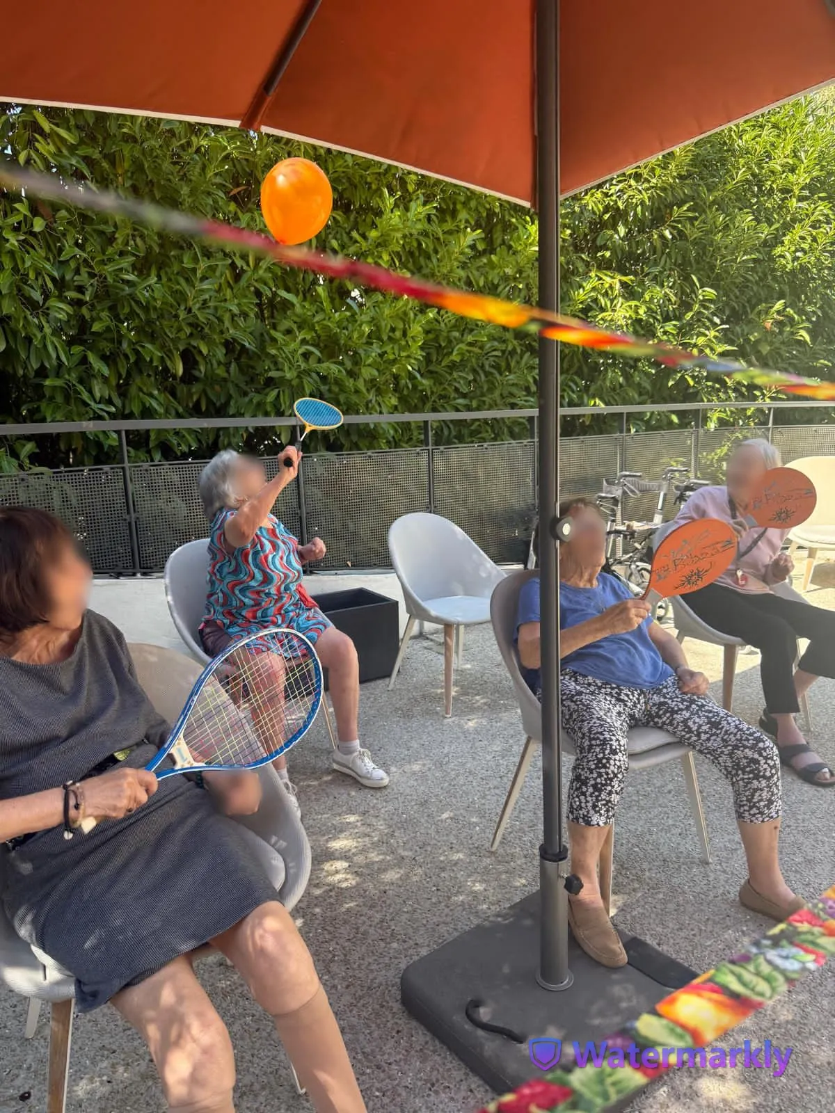 Volley adapté sur la terrasse : rires et bonne humeur