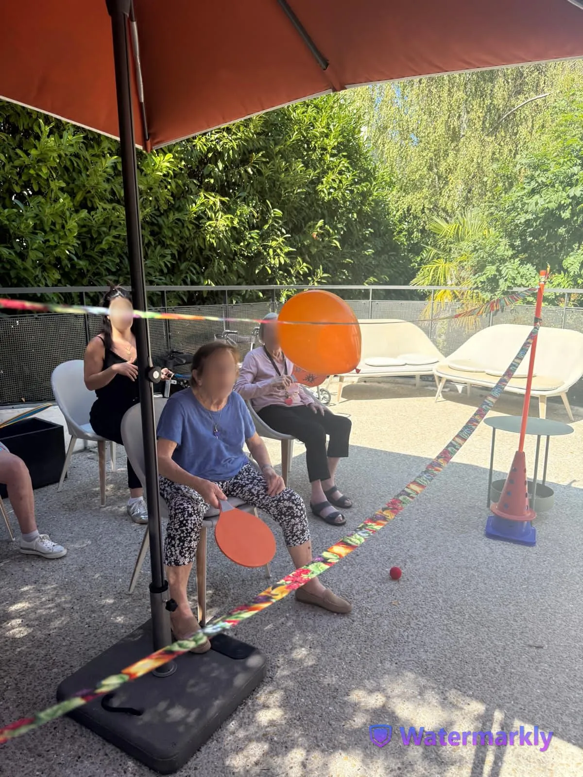 Volley adapté sur la terrasse : rires et bonne humeur