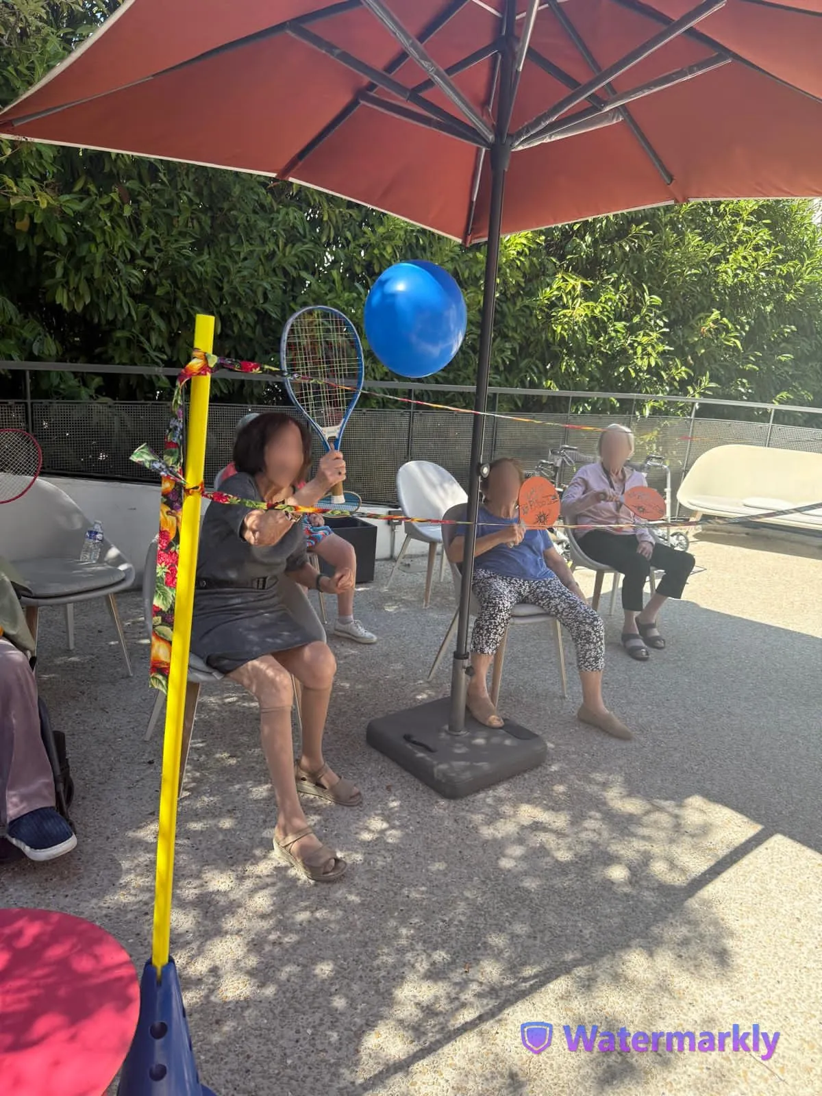 Volley adapté sur la terrasse : rires et bonne humeur