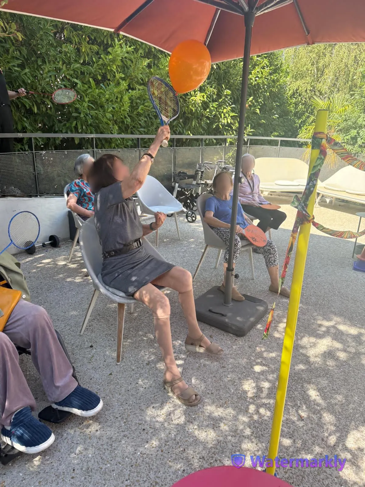 Volley adapté sur la terrasse : rires et bonne humeur