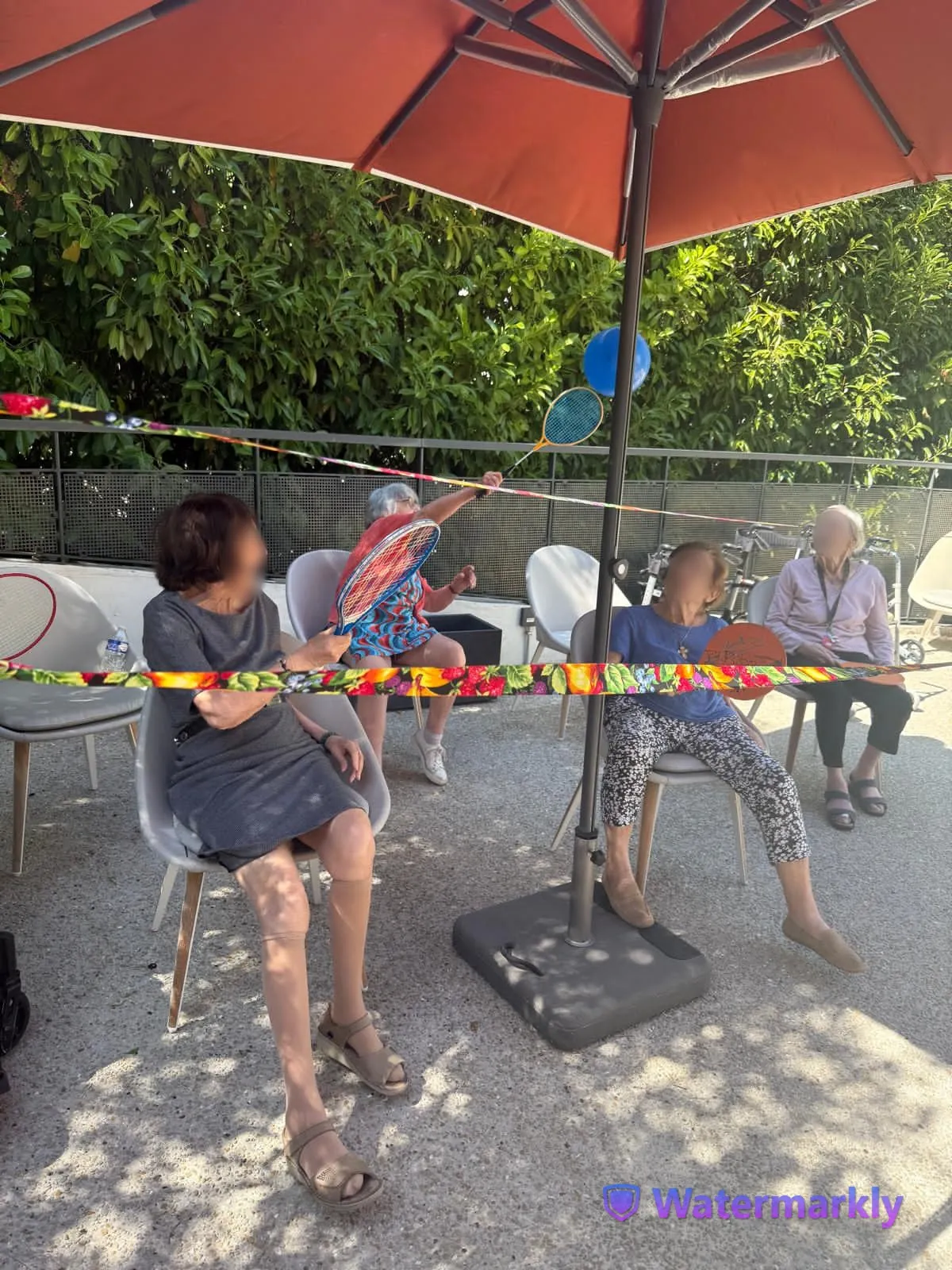 Volley adapté sur la terrasse : rires et bonne humeur