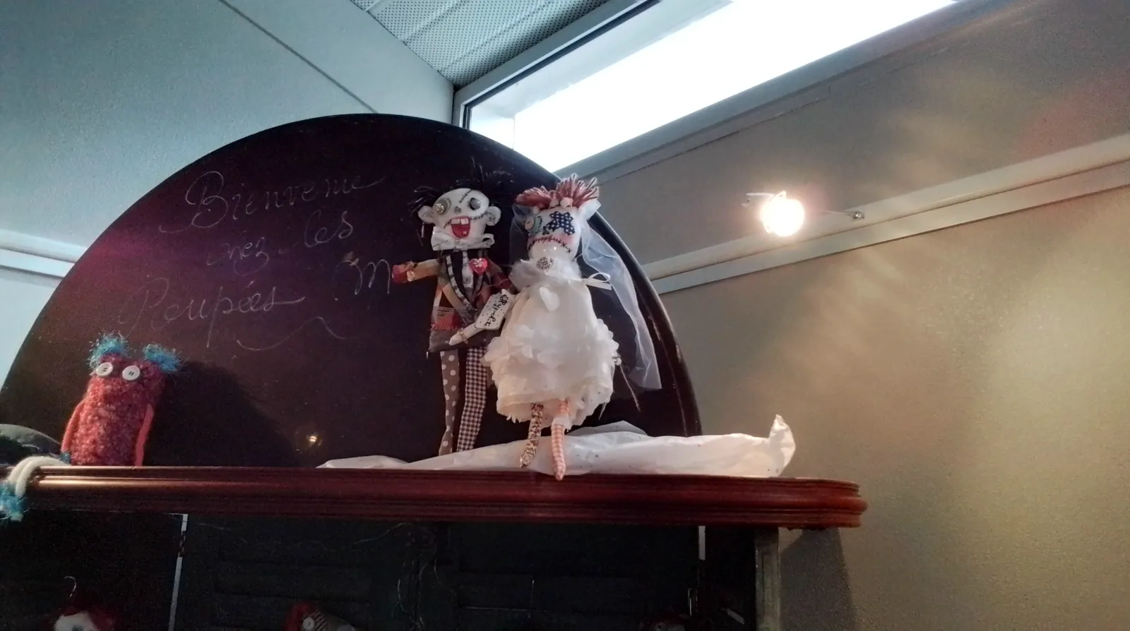 Visite d'une exposition de " poupées moches " au Bidule Café Association